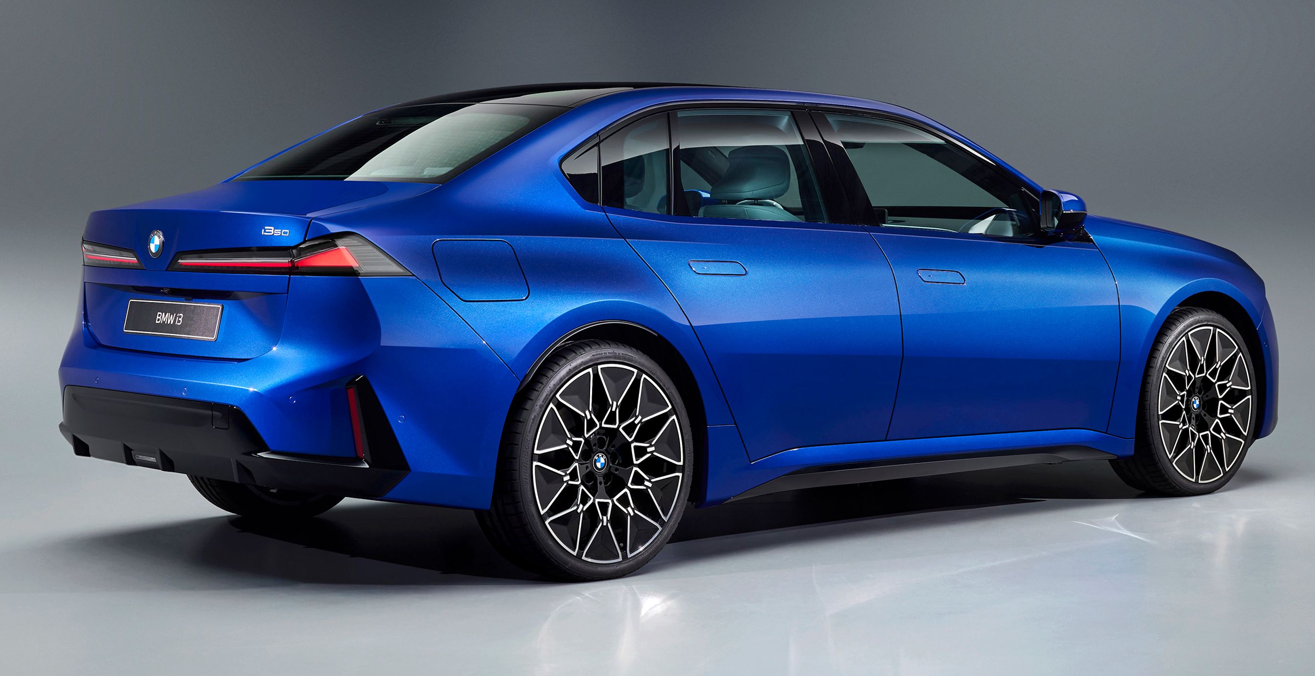 Blå BMW i3 skråt bagfra.