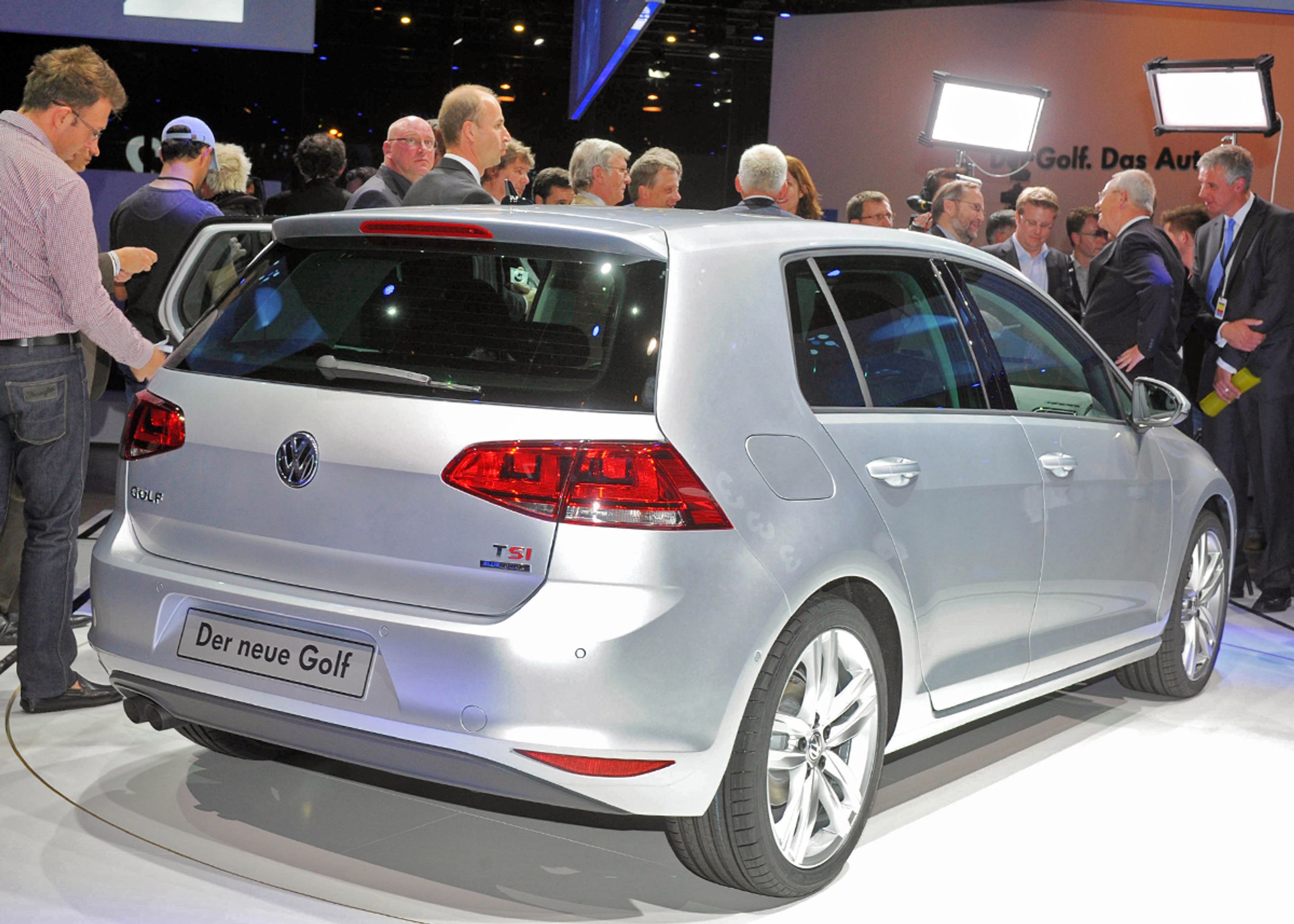 Bagfra ses en flot afvejning mellem design og praktik. En VW golf må godt være flot, men den skal altid være praktisk udformet, og det er den nye VW Golf med sin store bagklap.