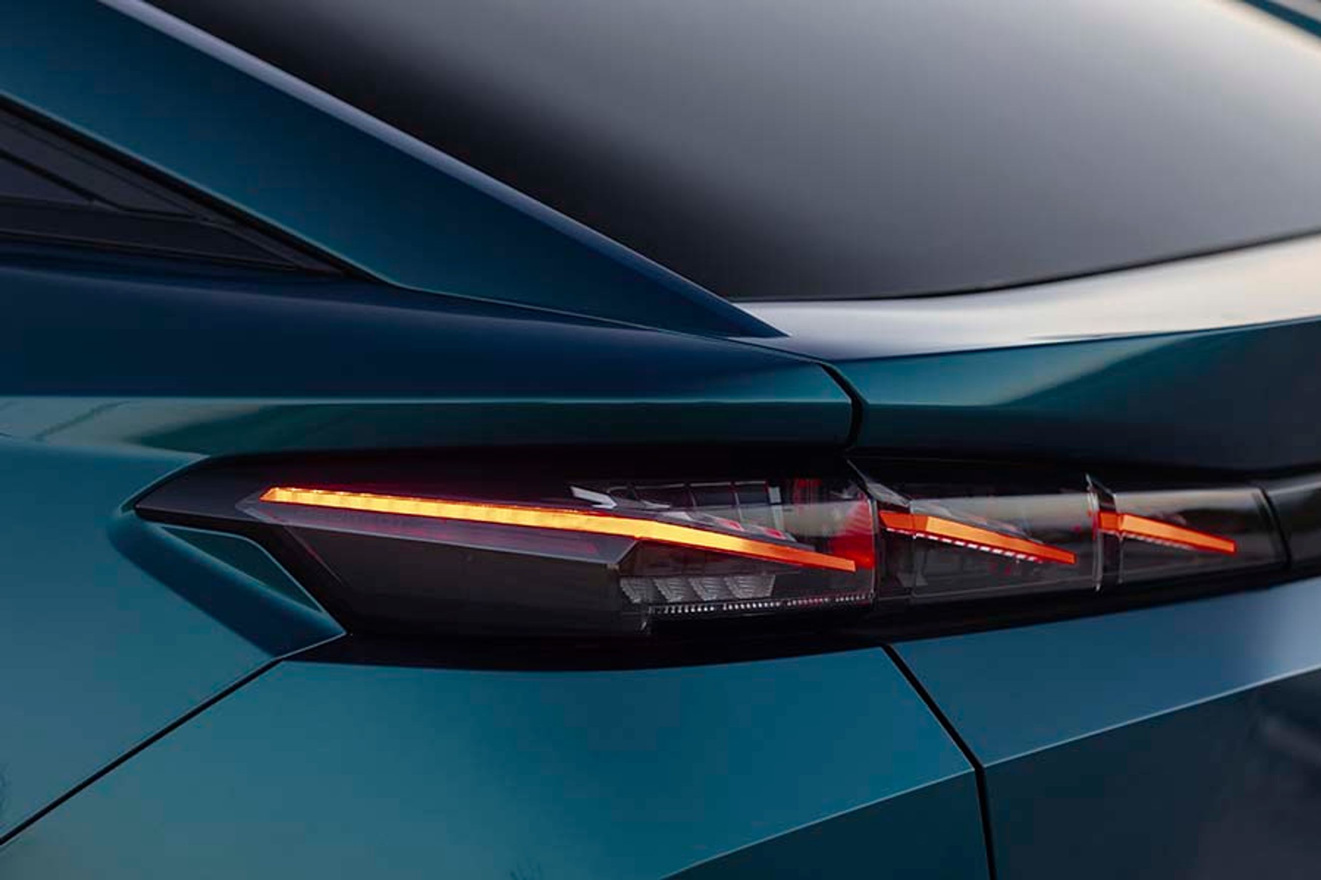 Baglygterne er LED-typen og er flotte at se på. Klogeligt nok har Peugeot valgt at holde dem tændt ved kørsel i både dagslys og mørke.