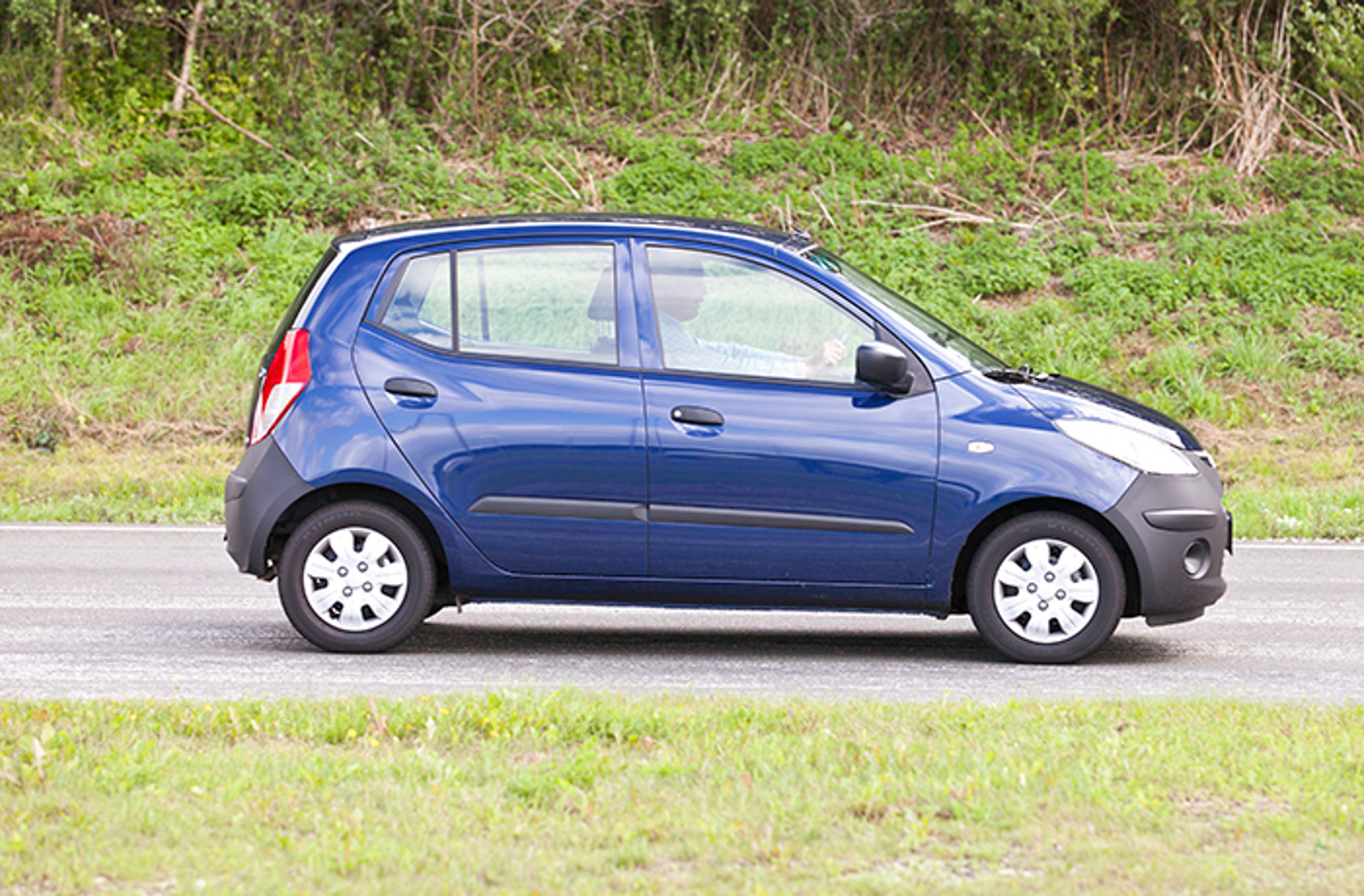 Hyundai i10 set fra siden