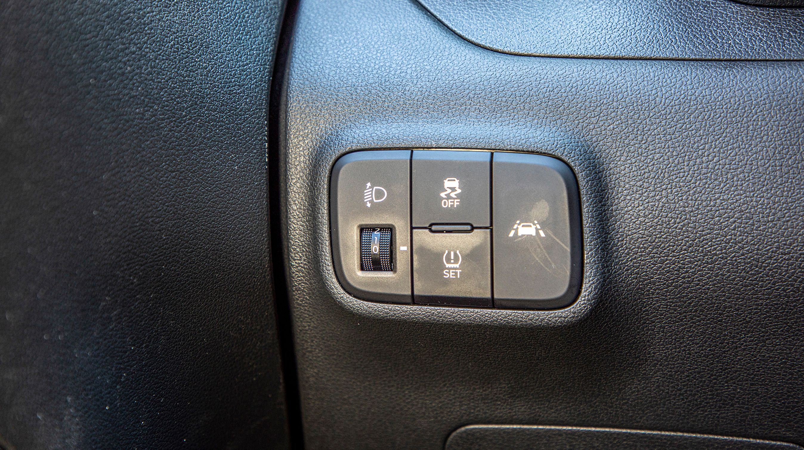 Fra den store knap tv. for rattet kan man let slå vogn-baneassistenten fra.