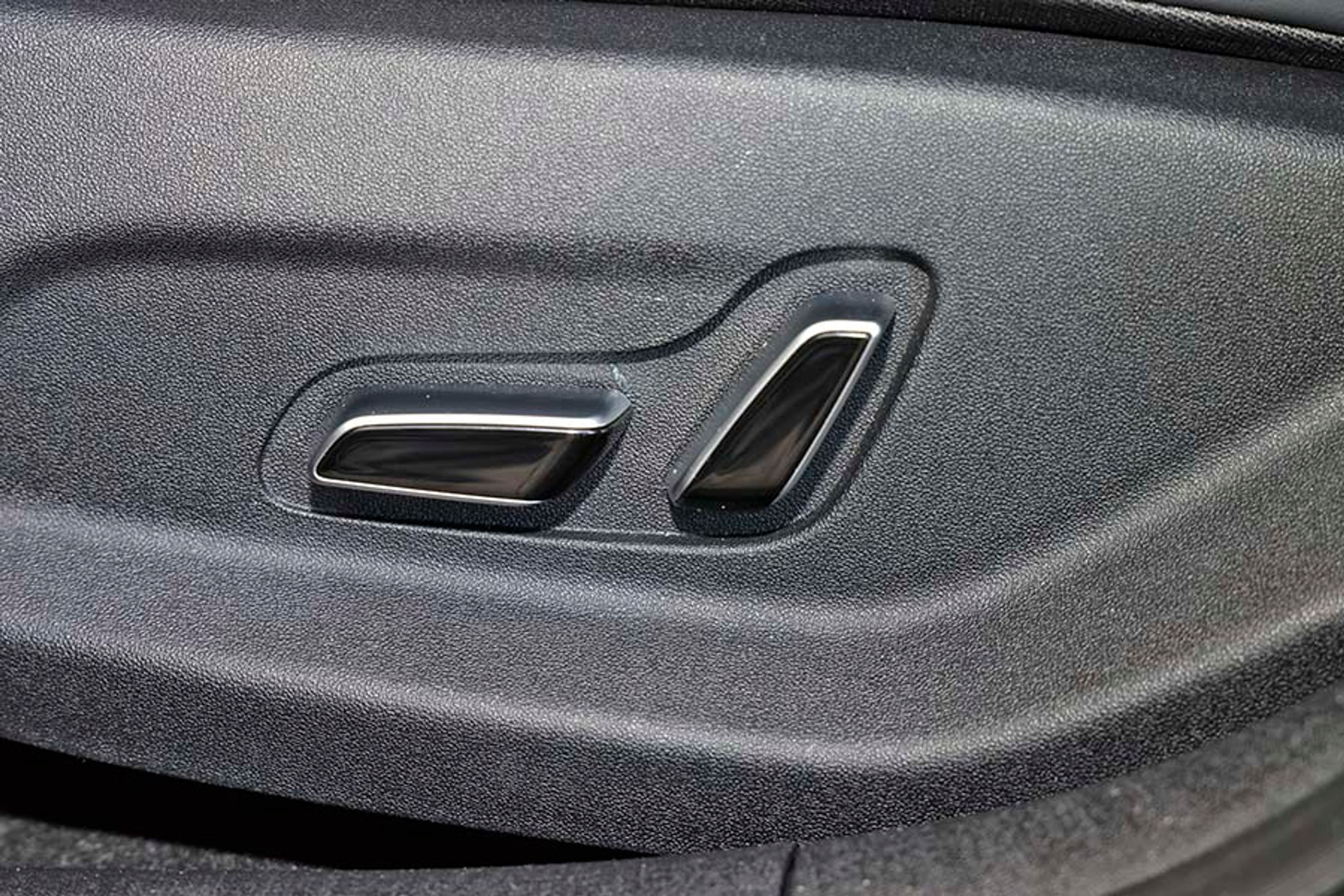 Alle udgaver af BYD Dolphin har elektrisk justering af forsædet. Det er rart, og gør det let at finde en egnet kørestilling. Der er dog ikke hukommelse for den valgte position.