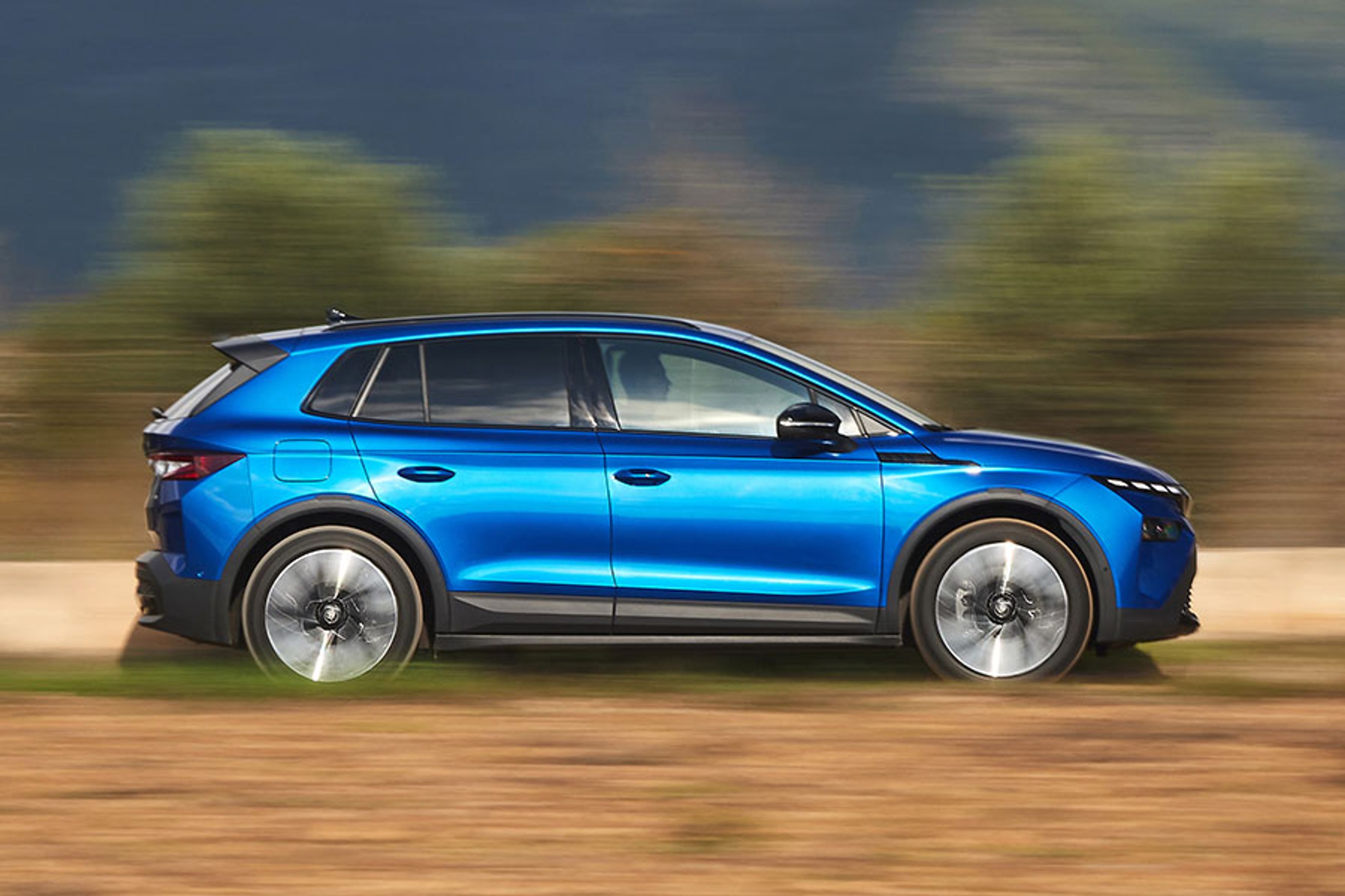 Længden er 16 cm kortere end hos Enyaq, men akselafstanden er den samme, og hele forskellen ligger i udhænget bagtil.