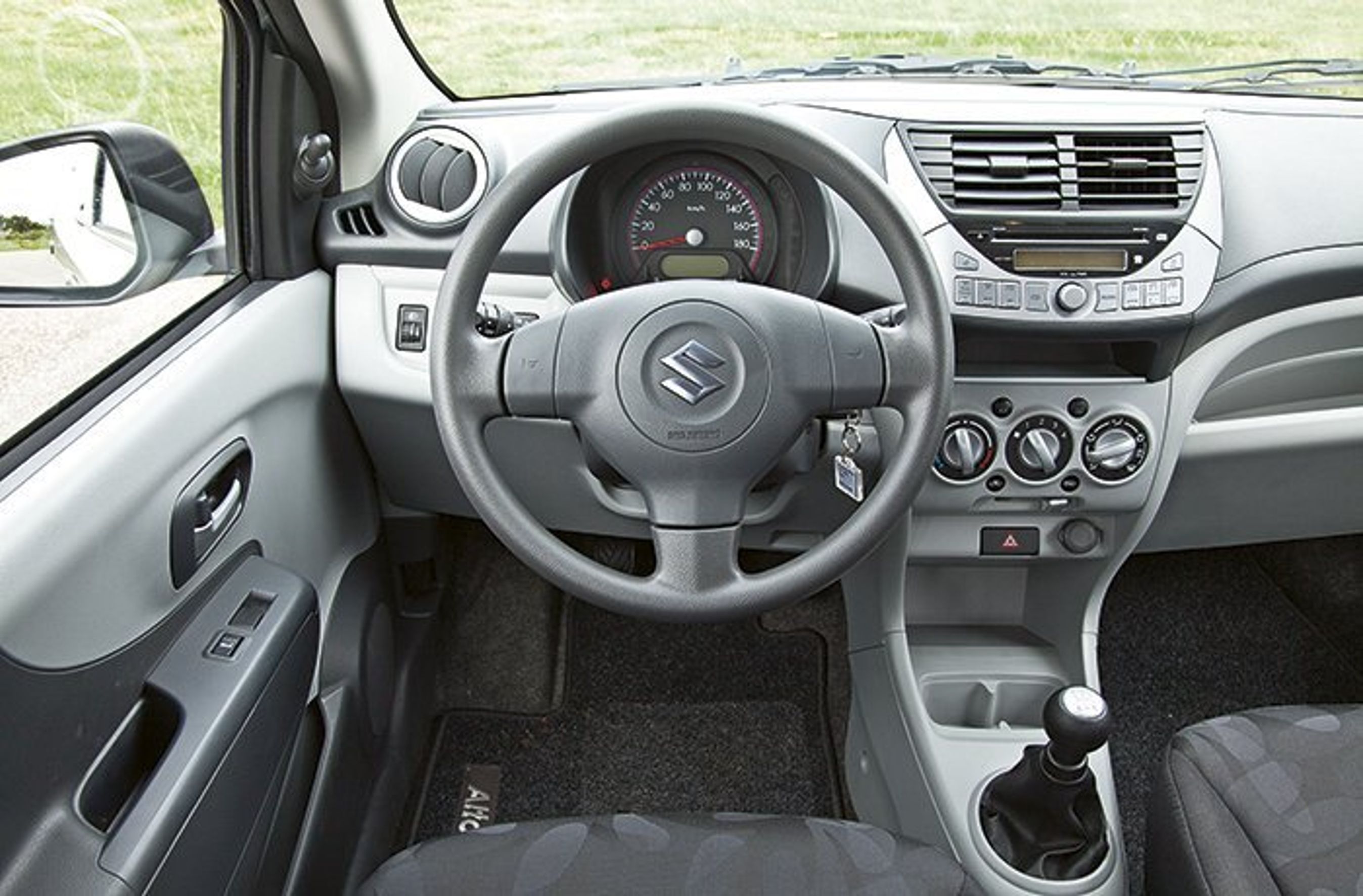 Førerpladen er dejlig lys i Suzuki Alto