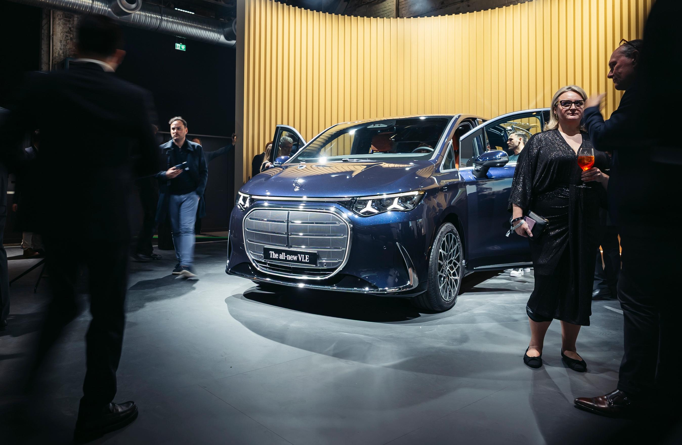 Præsentation af bilen Mercedes-Benz VLE, der står på et podie med mennesker rundt om