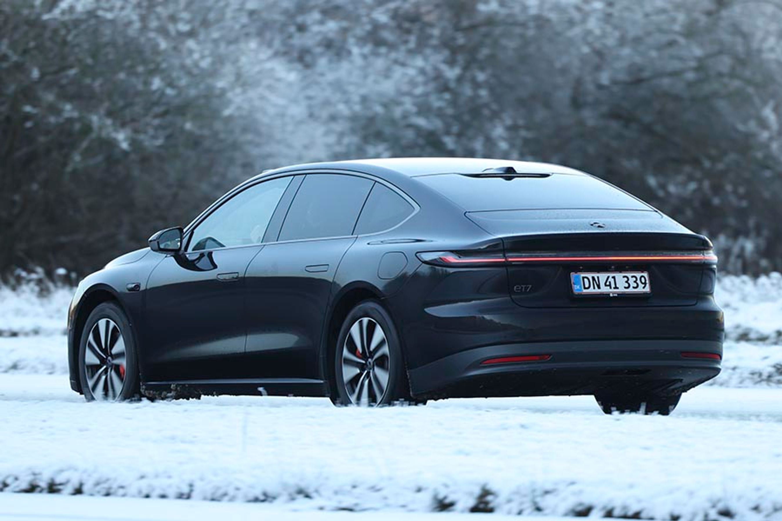 Nio ET7 set bagfra kører på vej med sne