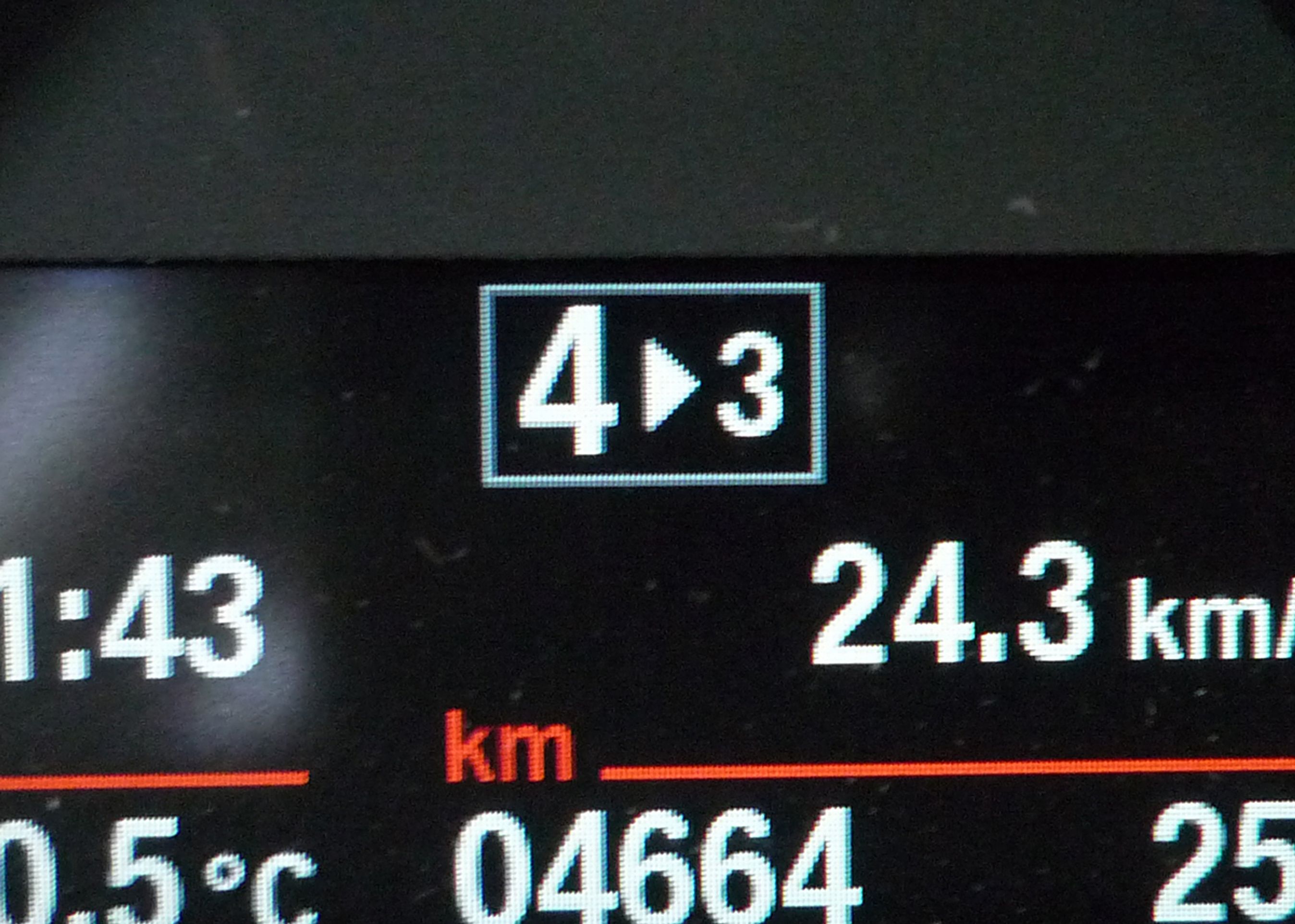 Mange, men ikke alle biler viser også, når det er tid at skifte ned. Foto: Torben Arent, FDM