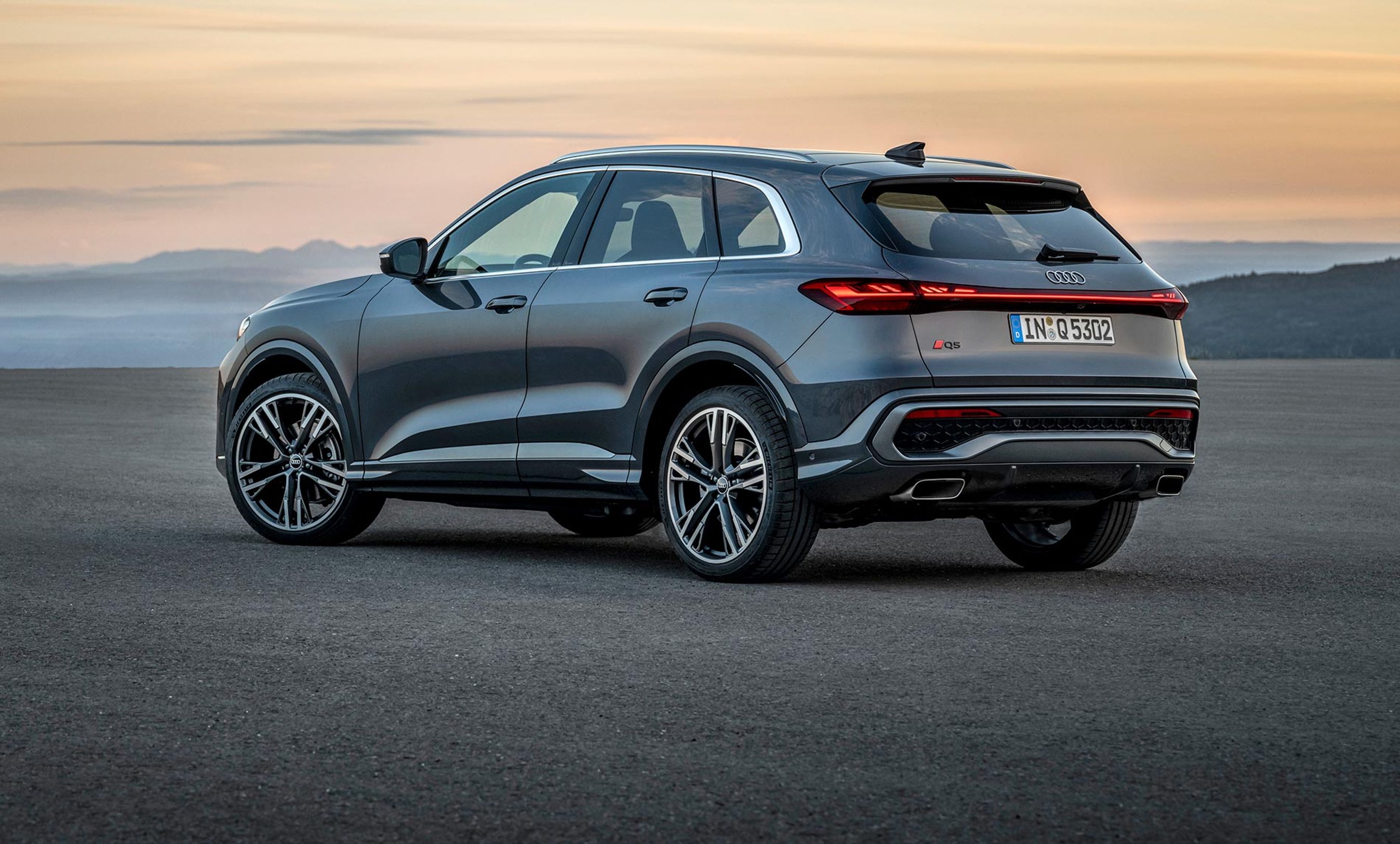 Audi Q5 bagfra i solnedgang.