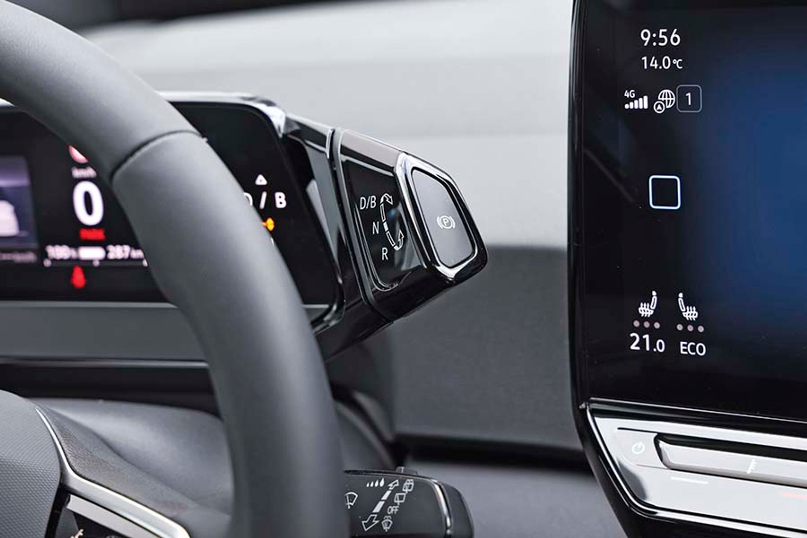 Gearvælgeren er et vridegreb, der er placeret bag rattet. Det er let at betjene, og ud over muligheden for at sætte bilen i D kan man også sætte bilen I B, og så bremser elmotoren bilen, når man slipper speederen. Det er rart at køre med i bytrafik.