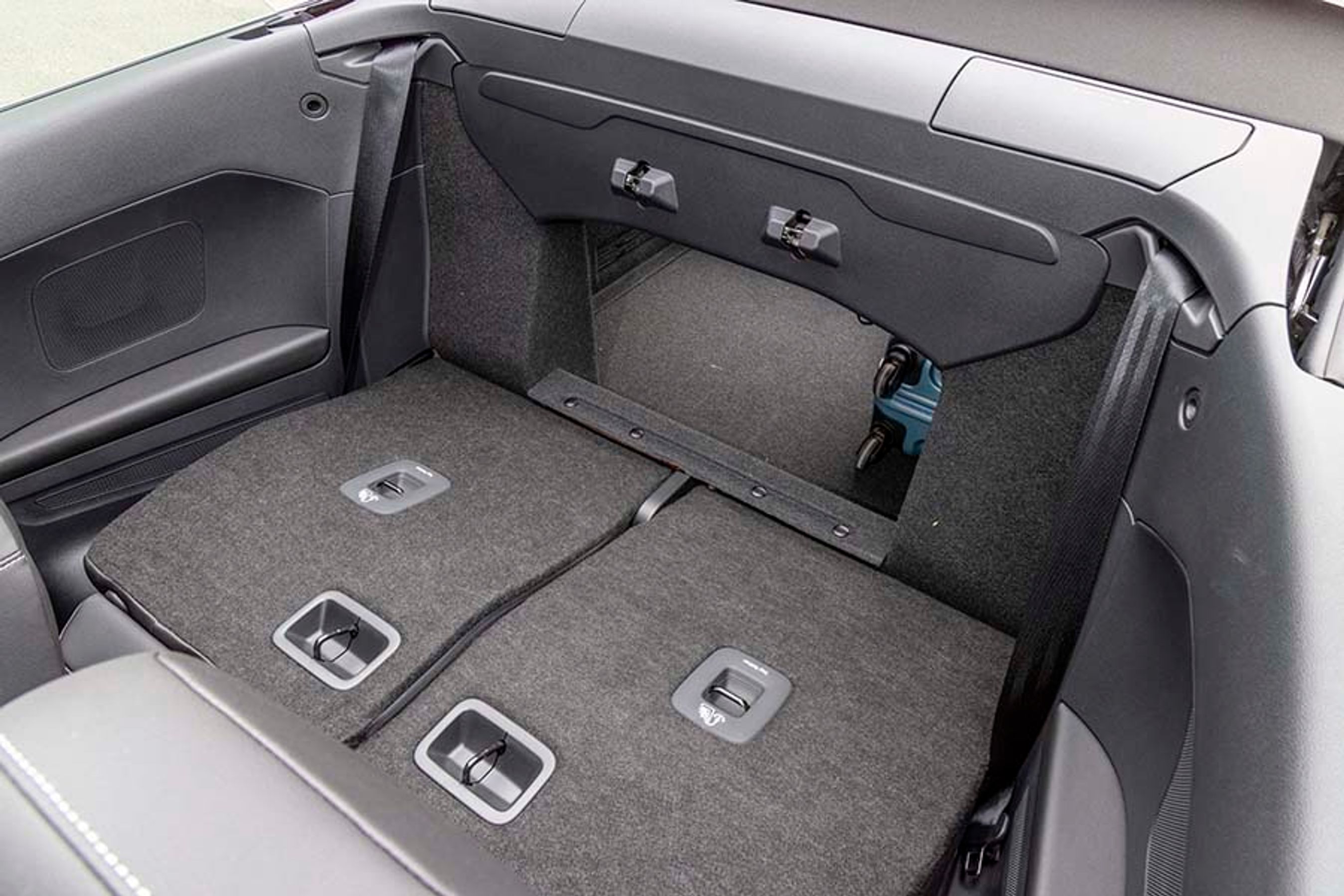 Når bagsæderne lægges frem, er der adgang indtil bagagerummet. Men lastefladen er ikke flad, og reelt er det ikke særlig sikkert at benytte pladsen til transport af varer.  