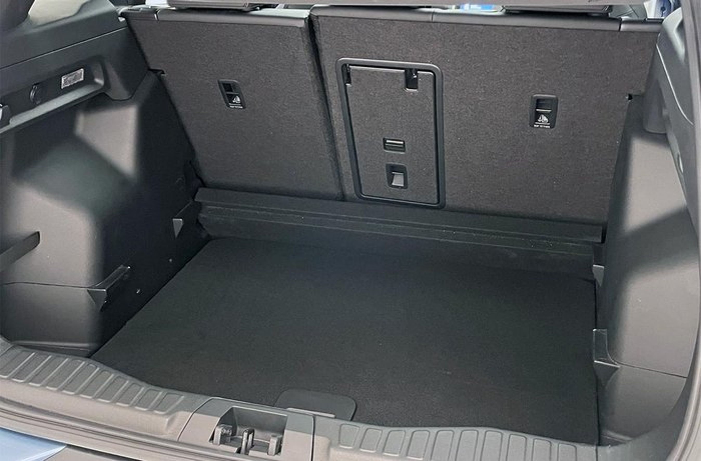 Bagagerummet er reelt i formen og gulvet kan indstilles i to højder. Selve rummeligheden er ret gennemsnitlig med 450 liter.