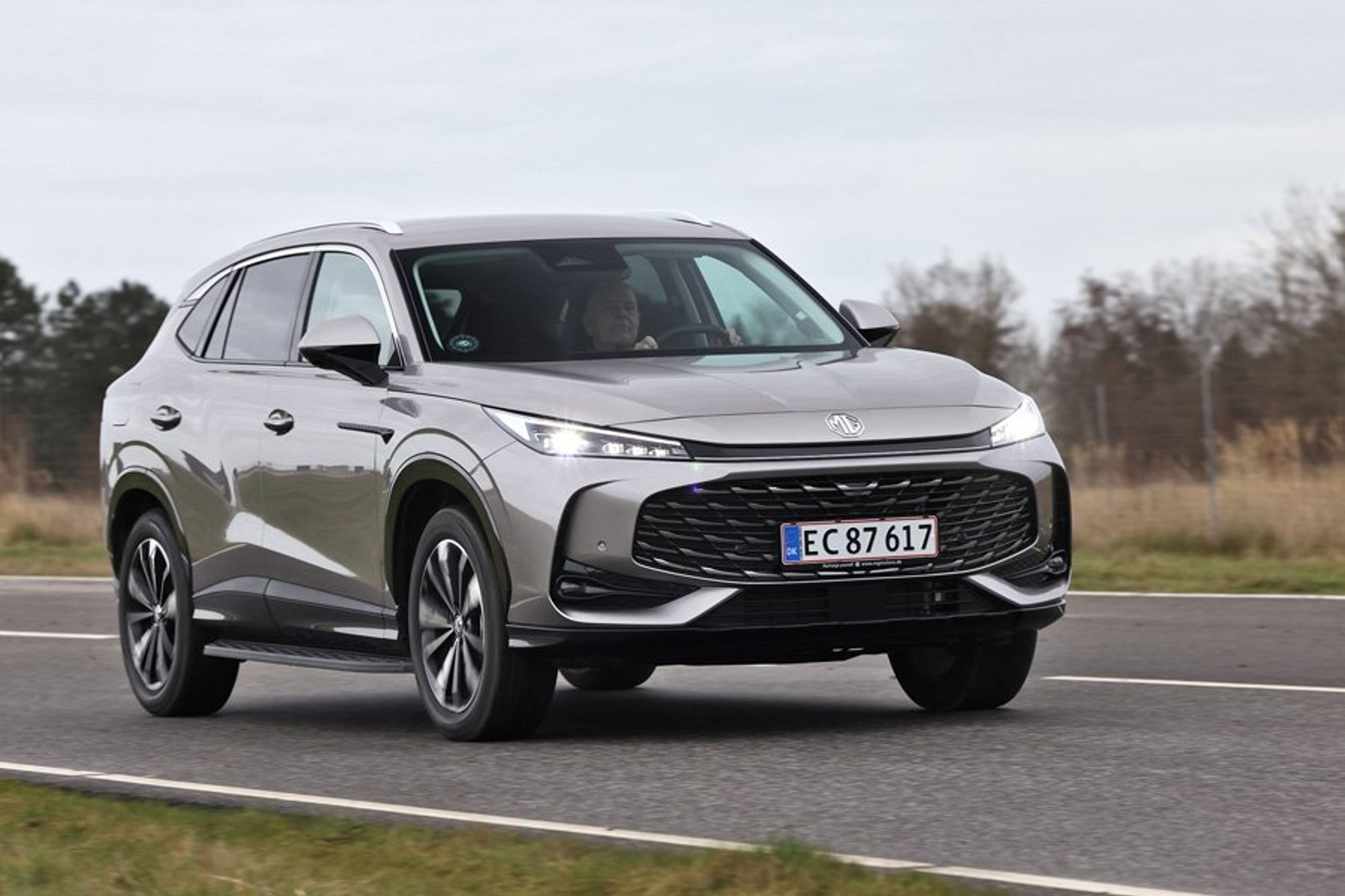 MG HS set forfra, mens den kører på en landevej