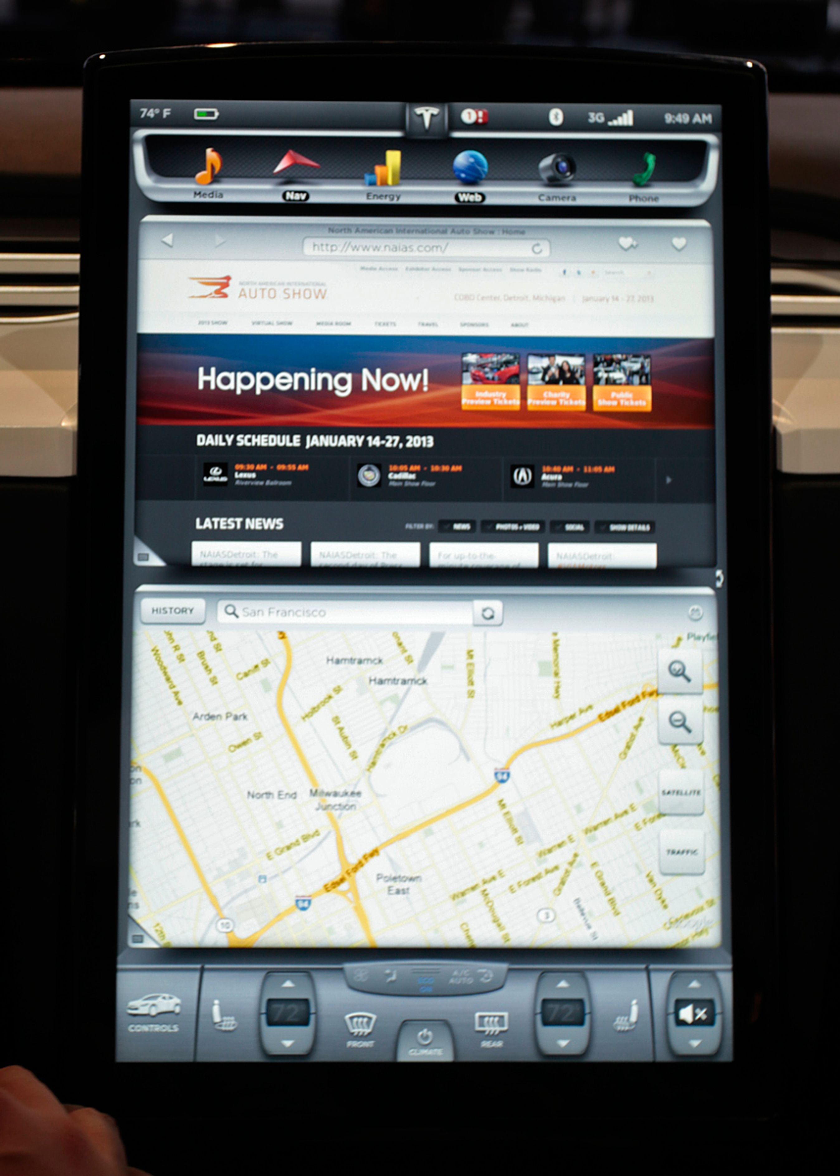 Instrumentpanelet domineres af den store 17-tommer farveskærm, hvorfra føreren kontrollerer alle bilens funktioner.