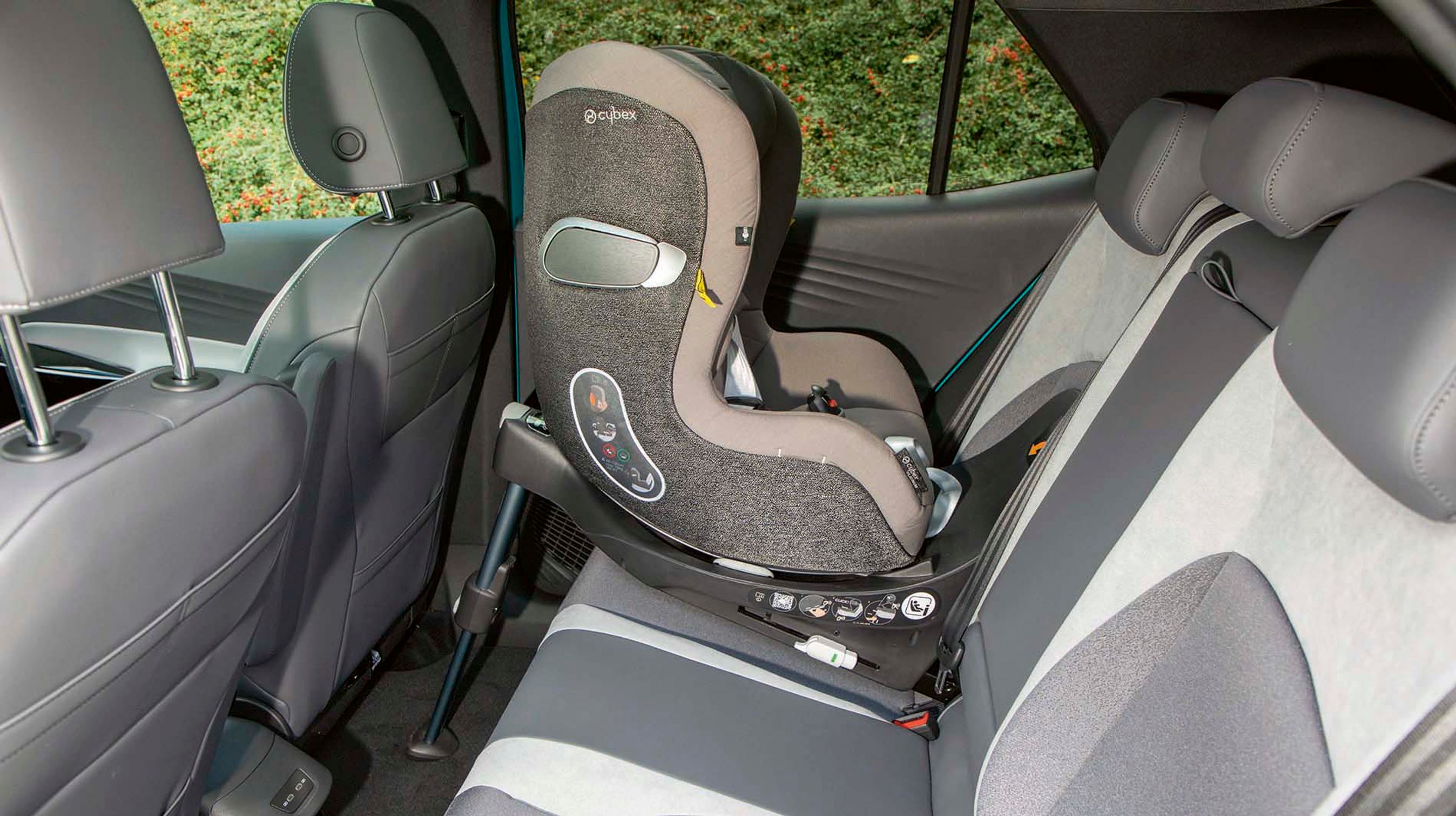 Der er to isofixbeslag ved bagsædet og et ved højre forsæde. Det er let at montere en autostol, og børn har generelt godt udsyn.