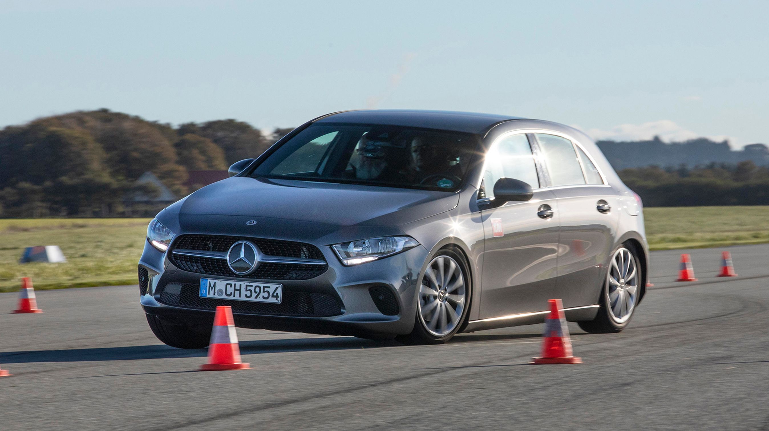 Mercedes-Benz A-klasse - Den mindste model fra Mercedes byder på store køreoplevelser og byder stort set på al den teknik og sikkerhed, som fabrikken har opfundet