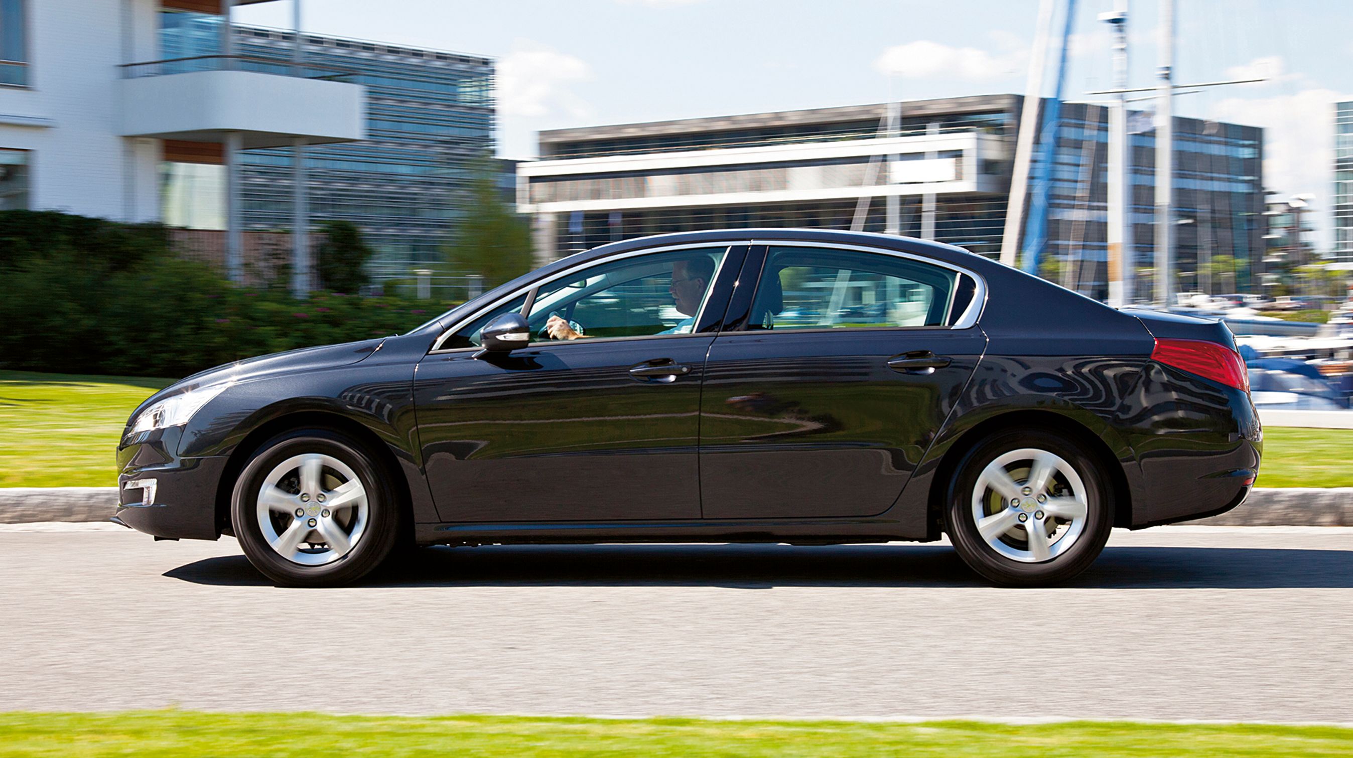 Peugeot 508 findes både som denne firedørs sedan og som stationcar. I begge tilfælde får man en overordentlig rummelig bil.