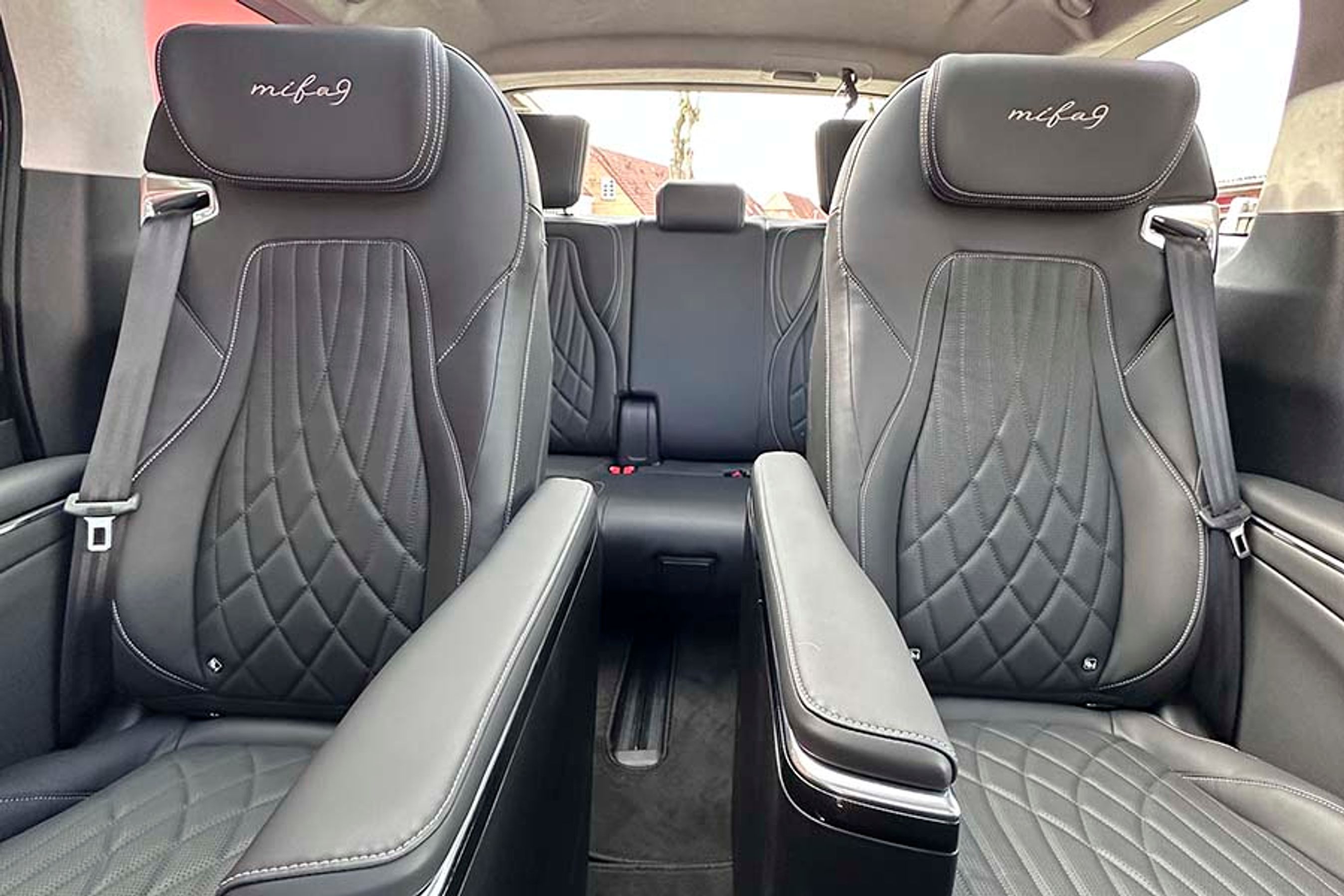 Selv når sæderne på række to er kørt lidt ind mod midten, kan man med god vilje snige sig forbi, hvis man skal om på række tre.