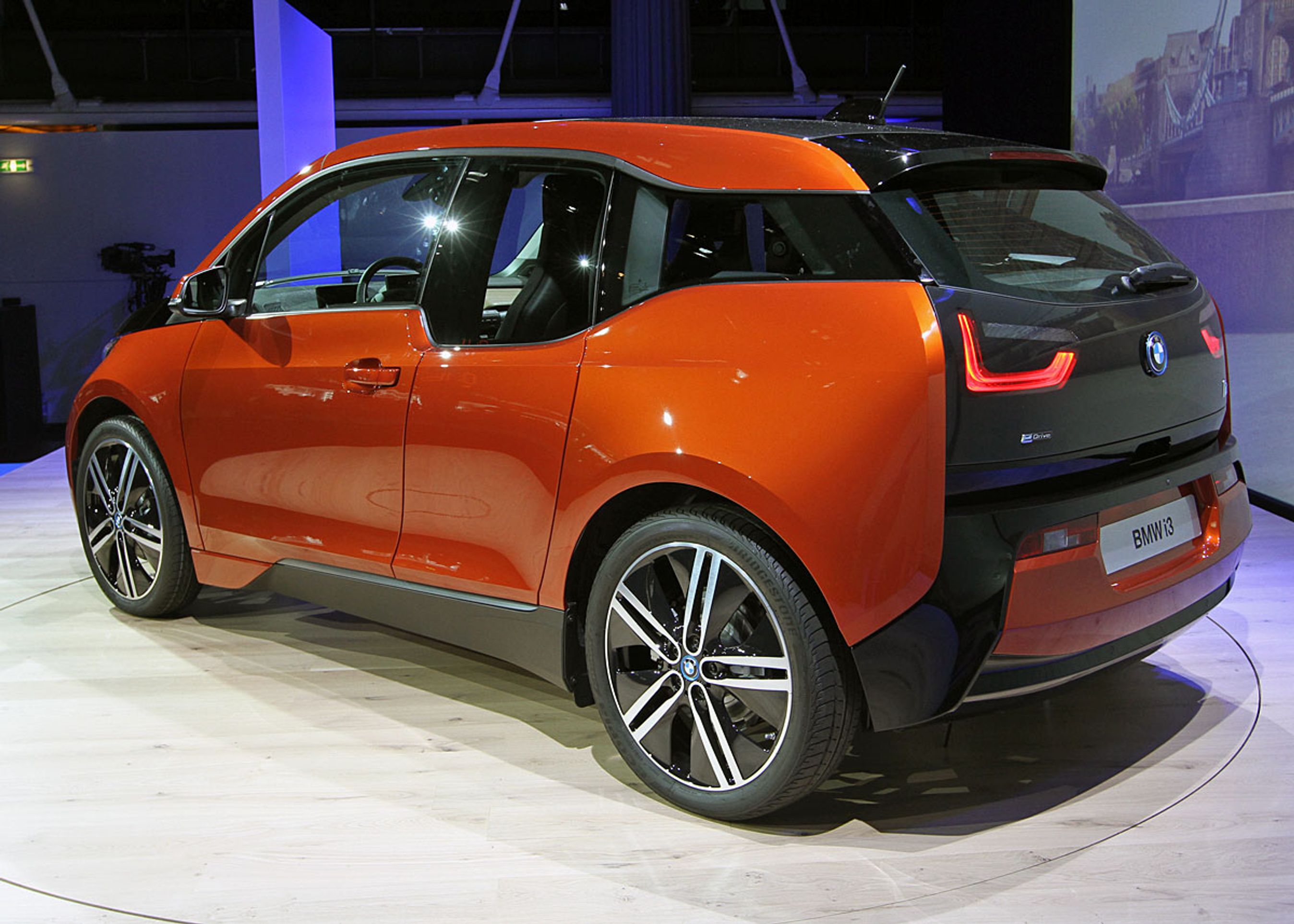 i3 er har meget usædvanlige designløsninger bagtil, både knækket ved bagdøren og partiet over baghjulet. i3 måler eksakt fire meter i længden.