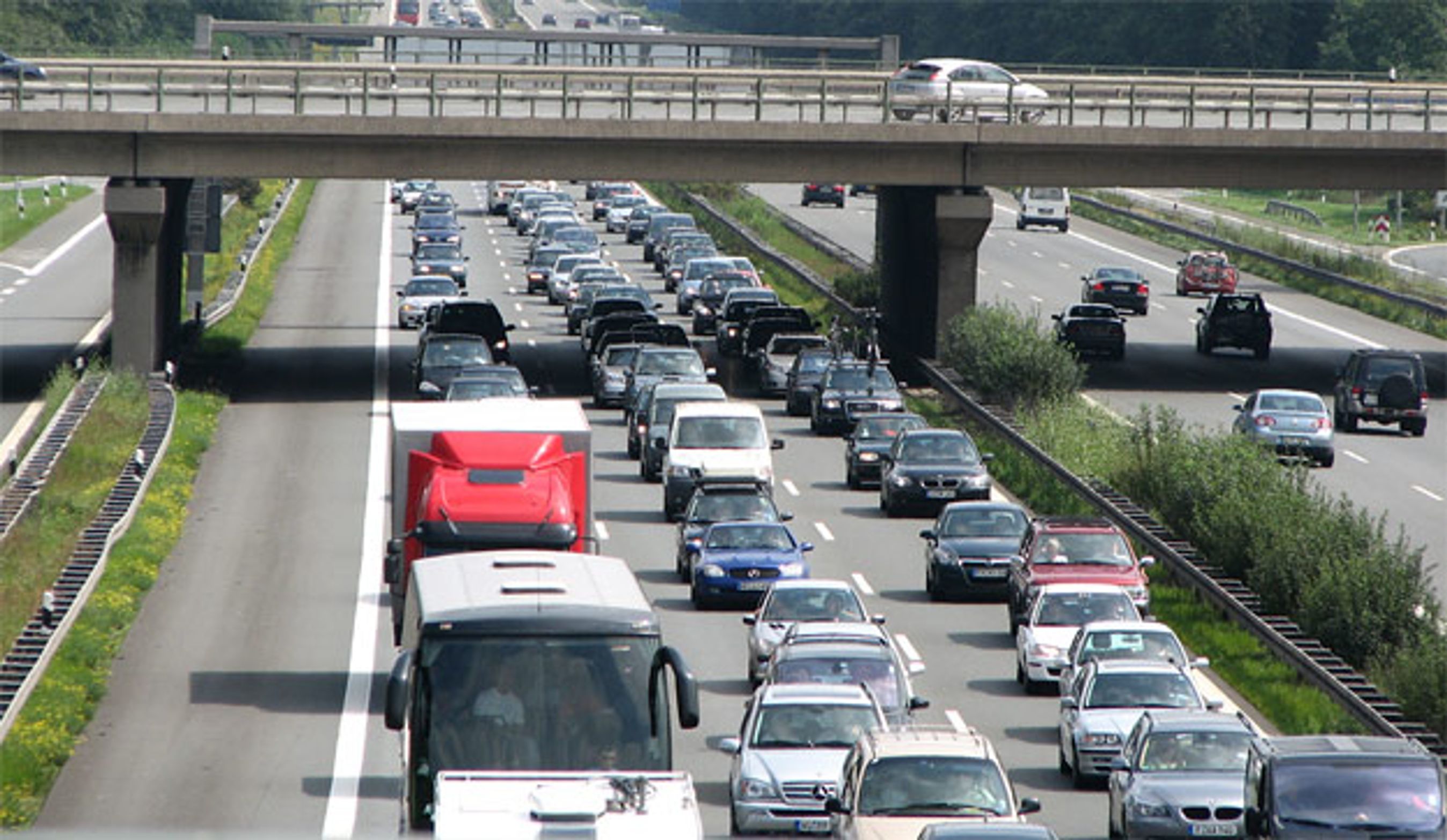Tæt sommertrafik på den tyske Autobahn