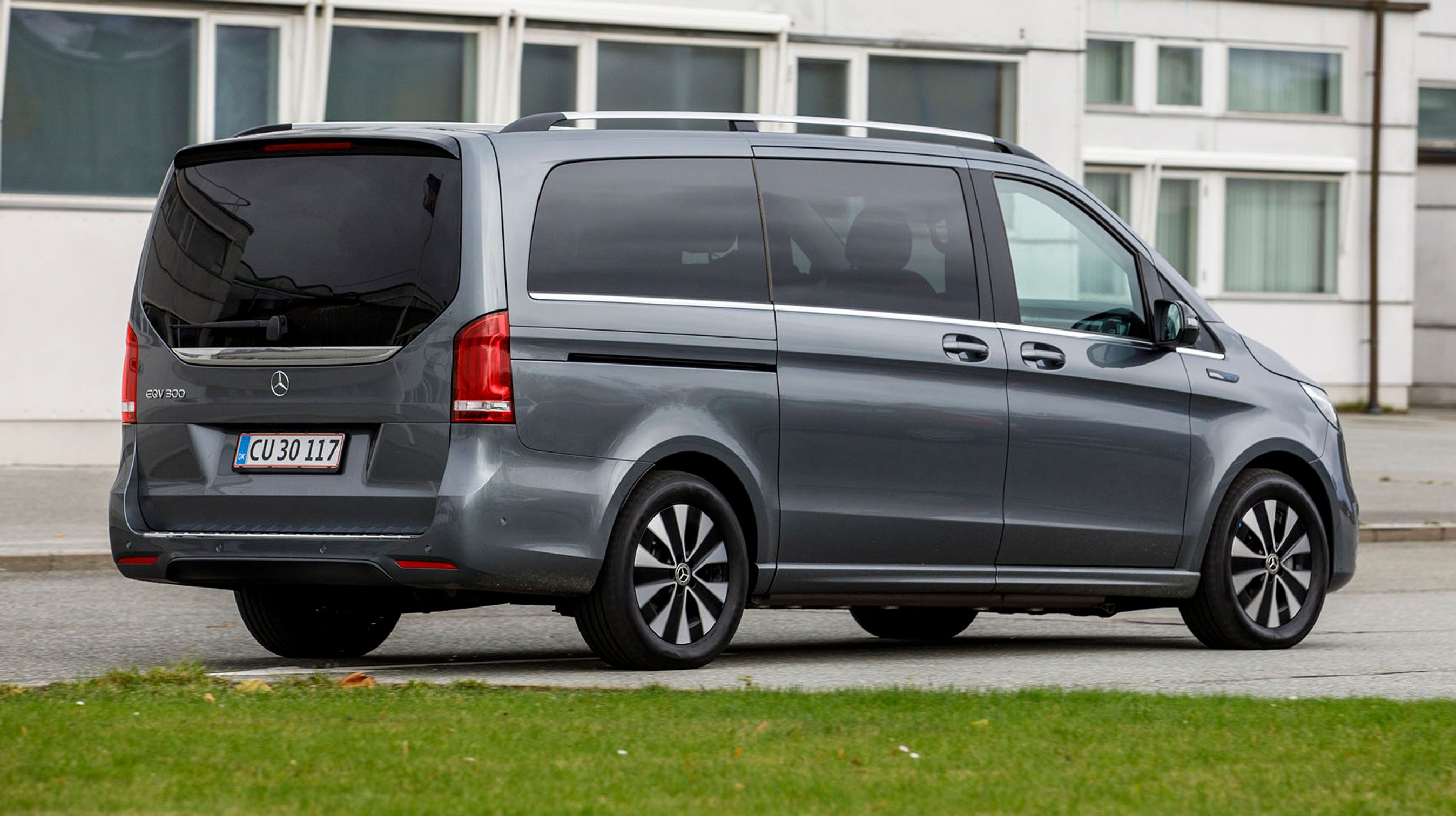 EQV er udstyret med skydedøre i begge sider og en stor bagklap, hvor ruden kan åbnes separat.