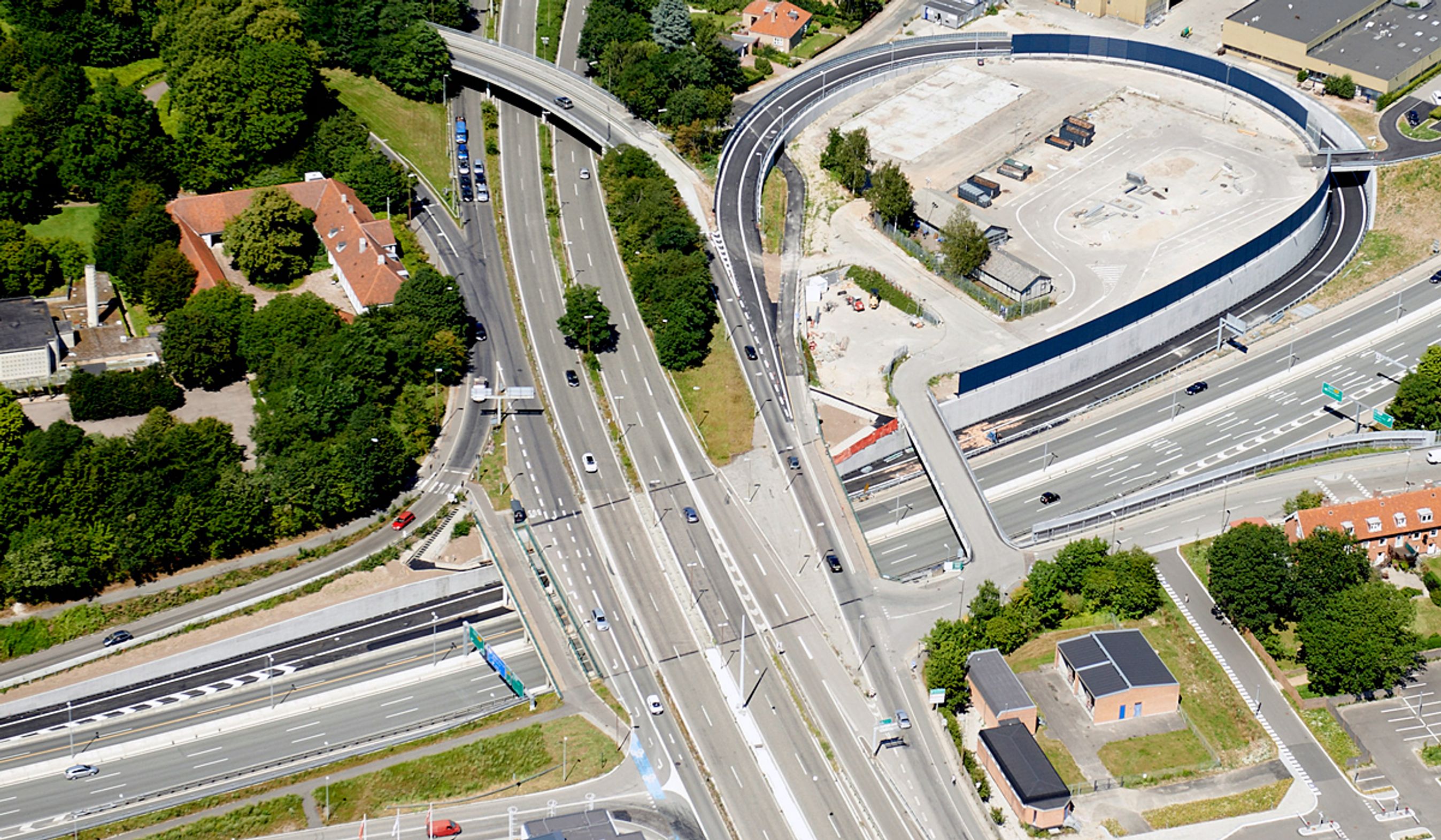 Bilister, der kommer ad Helsingørmotorvejen (nederst), kan nu fortsætte direkte ad Motorring 3 (mod venstre) ad den nye rampe.