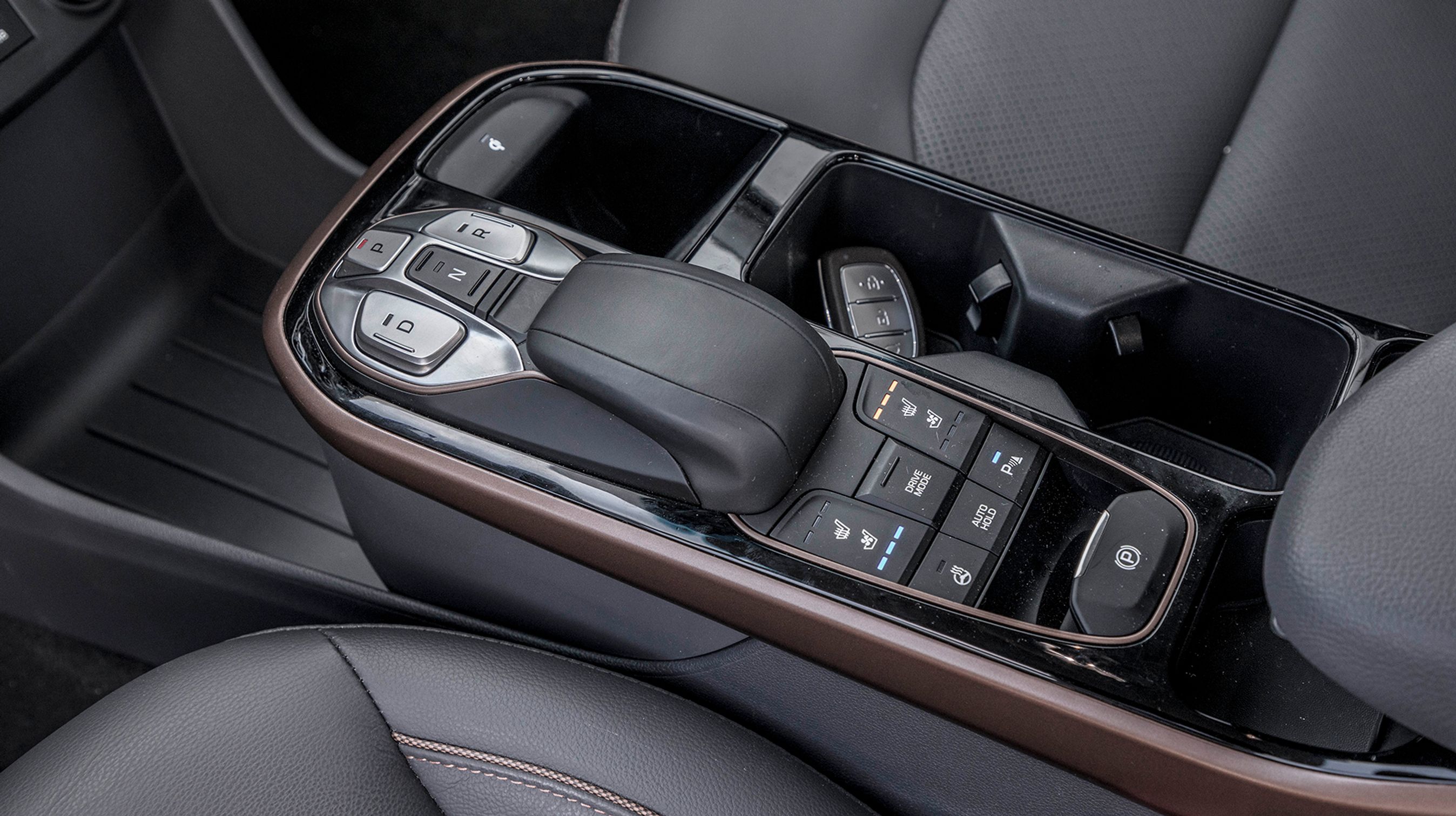 Gearstangen er her erstattet af trykknapper, hvorfra man kan angive, om bilen skal køre forlæns eller baglæns. Det fungerer fint.