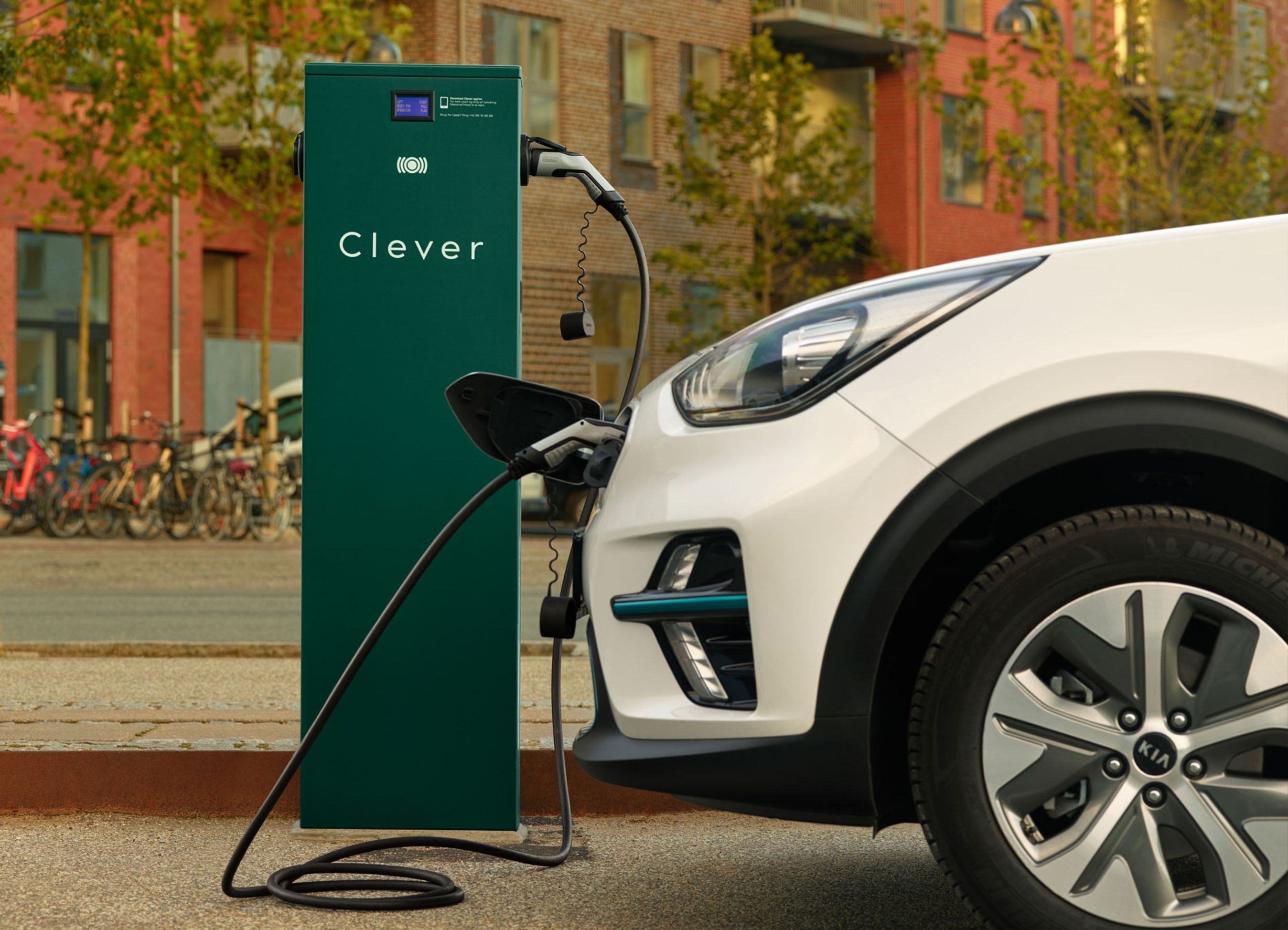 Elbil lader ved Clever stander