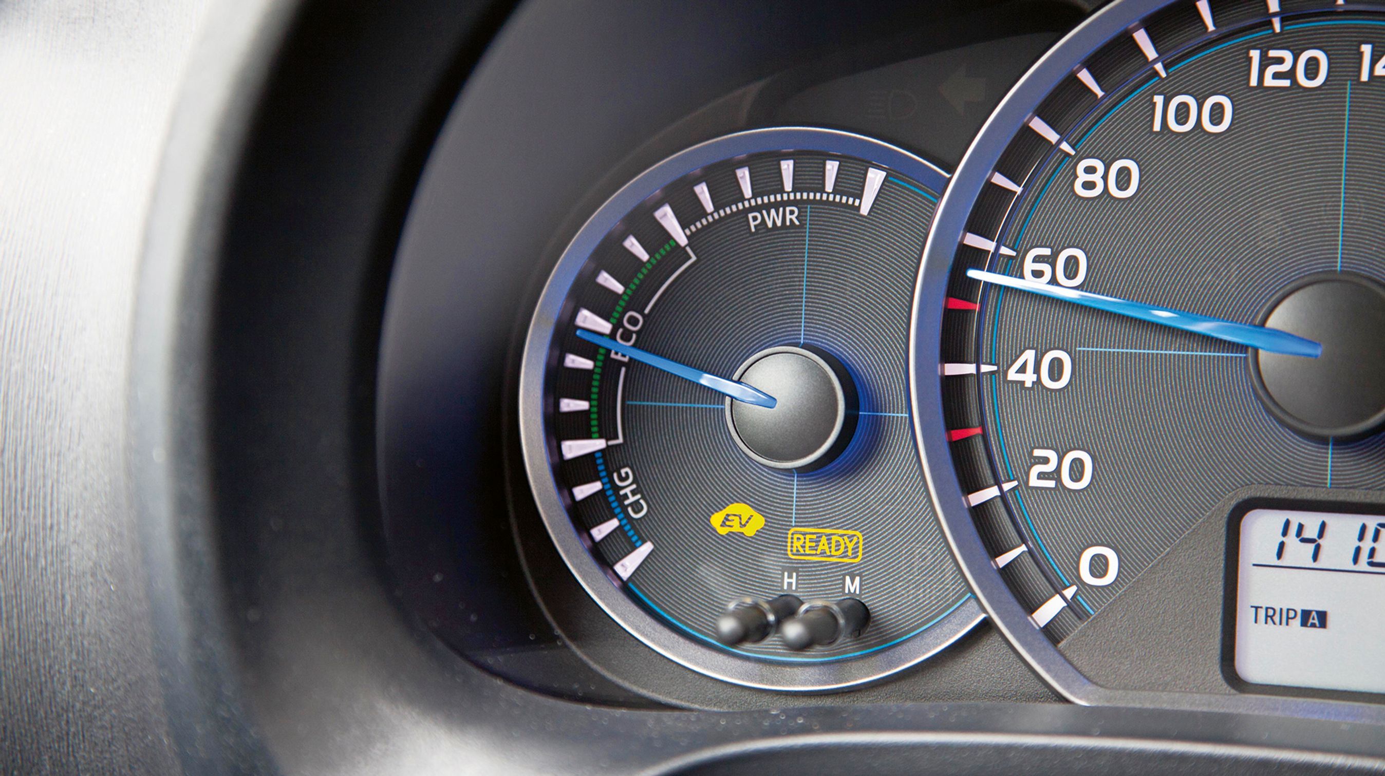 For at køre på el skal man holde sig i den nederste halvdel af ECO-området – ellers starter motoren. Det kræver tilvænning.