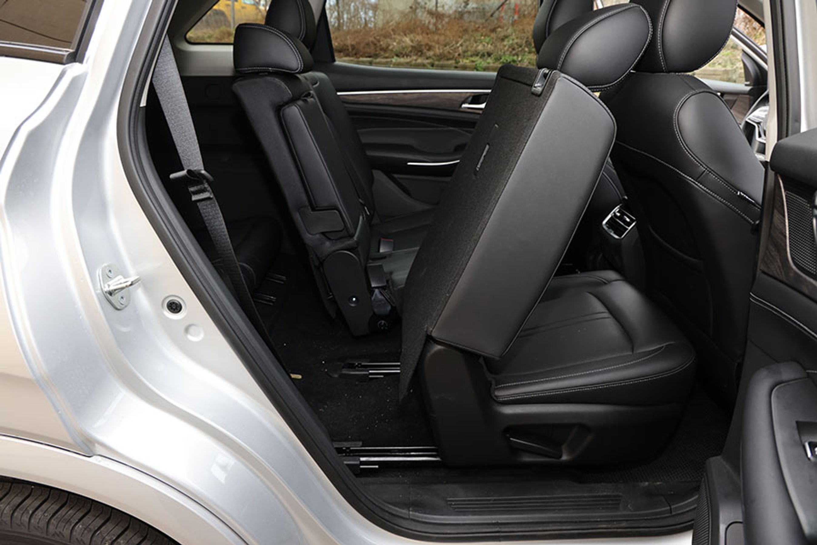 Sæderne på række to kan vippes frem, så det er let at komme om på tredje sæderække.