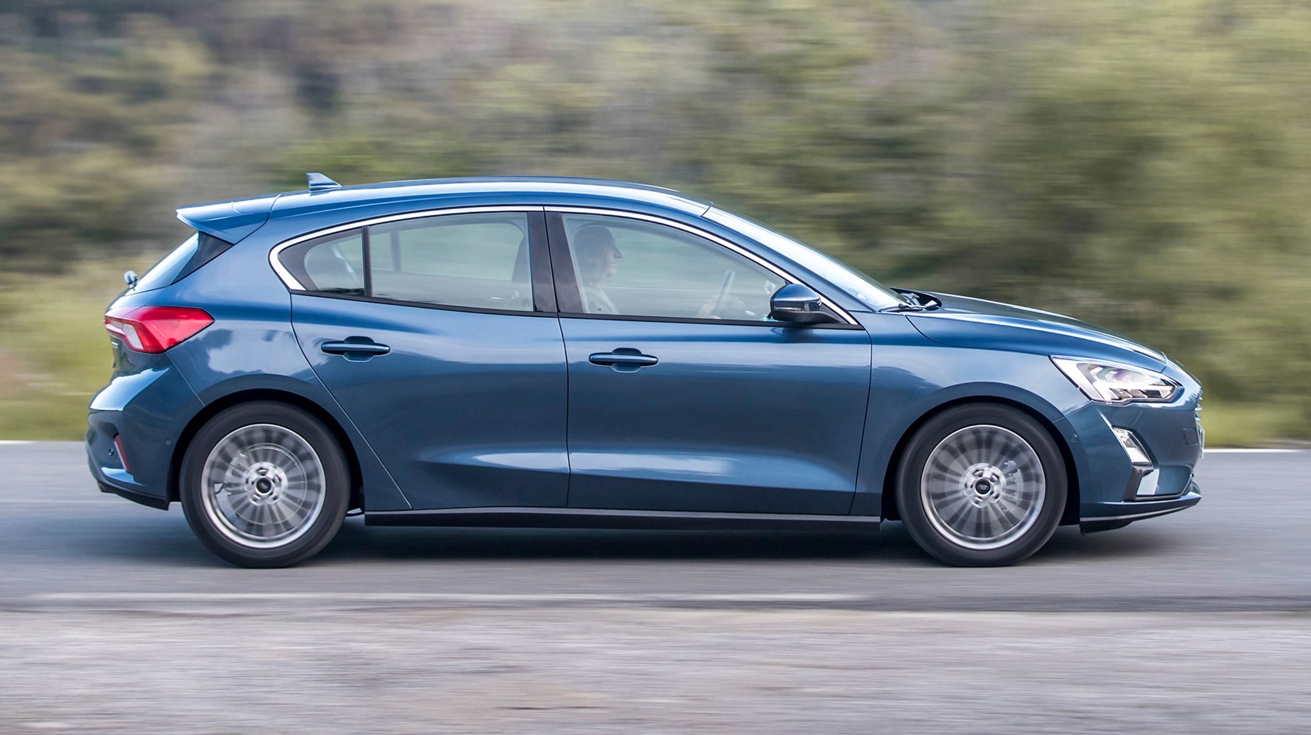 Akselafstanden er øget med hele fem centimeter, og det har givet fremragende plads inde i bilen. Focus kommer både som femdørs hatchback og som stationcar.