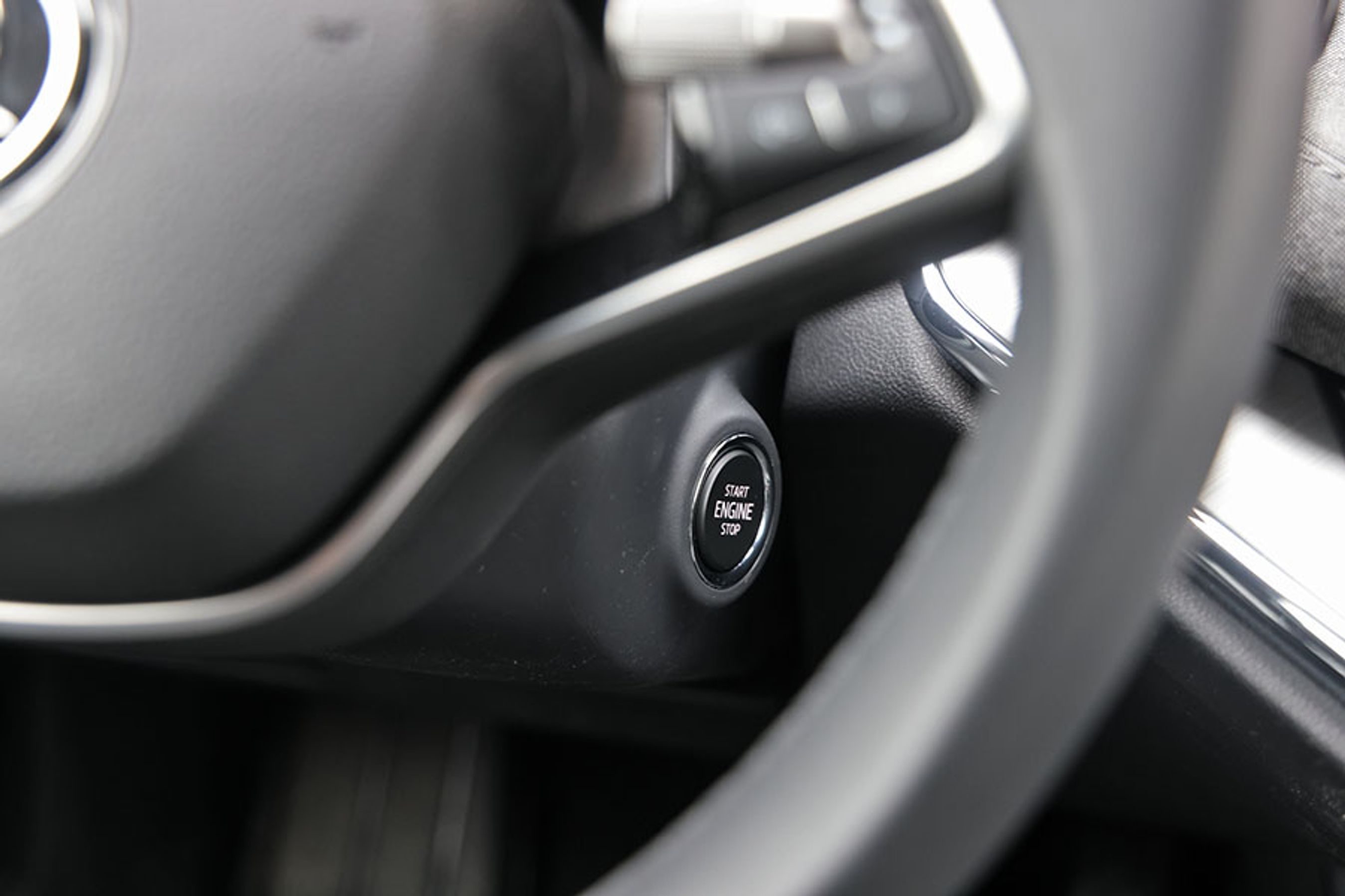 På ratstammen sidder der en start-knap. Til hverdag behøver man ikke at bruge den, fordi bilen automatisk tændes, når man sætter sig i førersædet. Men du kan bruge knappen til at holde varmen og musikken kørende, når føreren træder ud af bilen, og passagererne sidder og venter. 