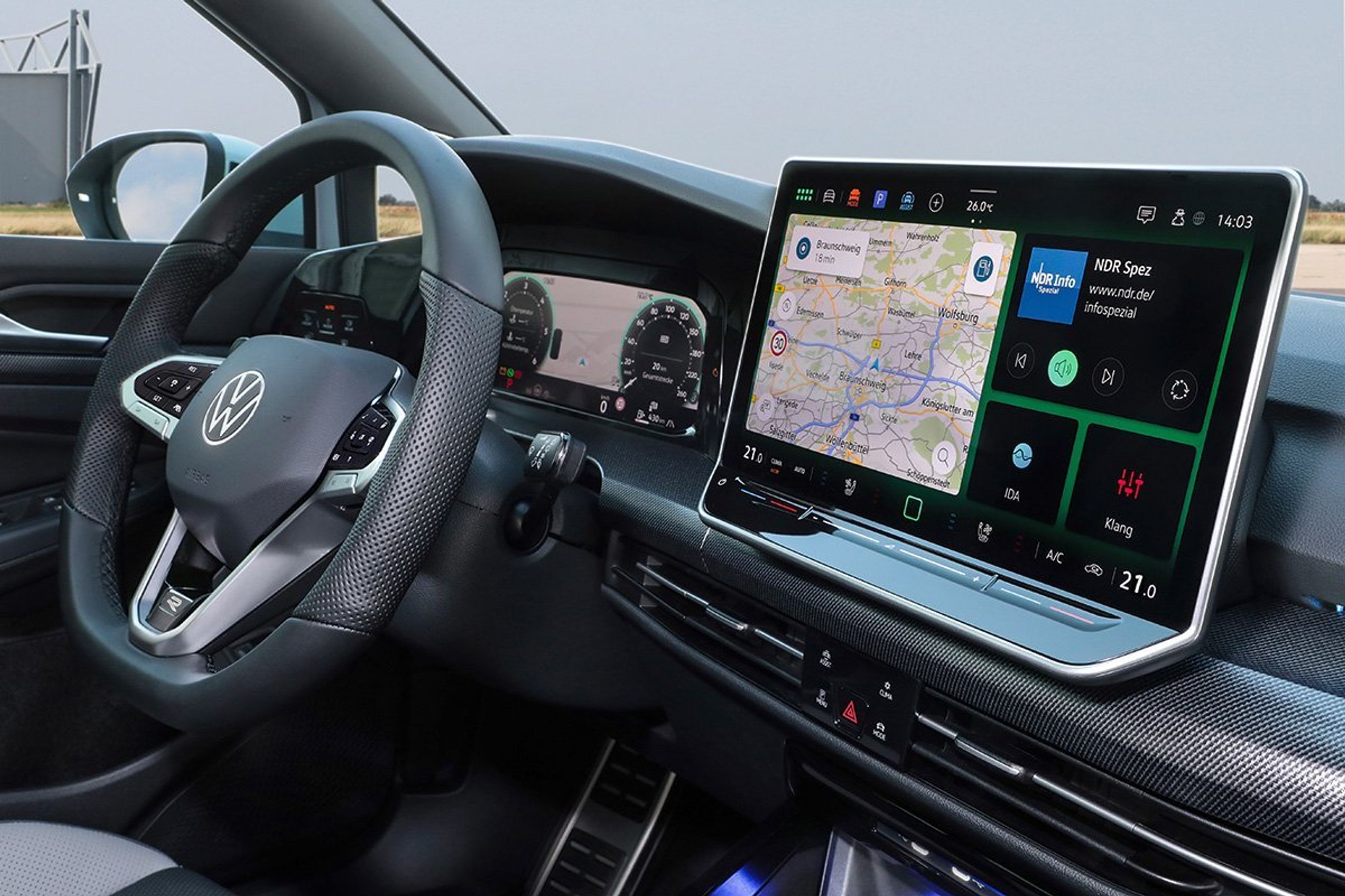 Førerpladsen i VW Golf.