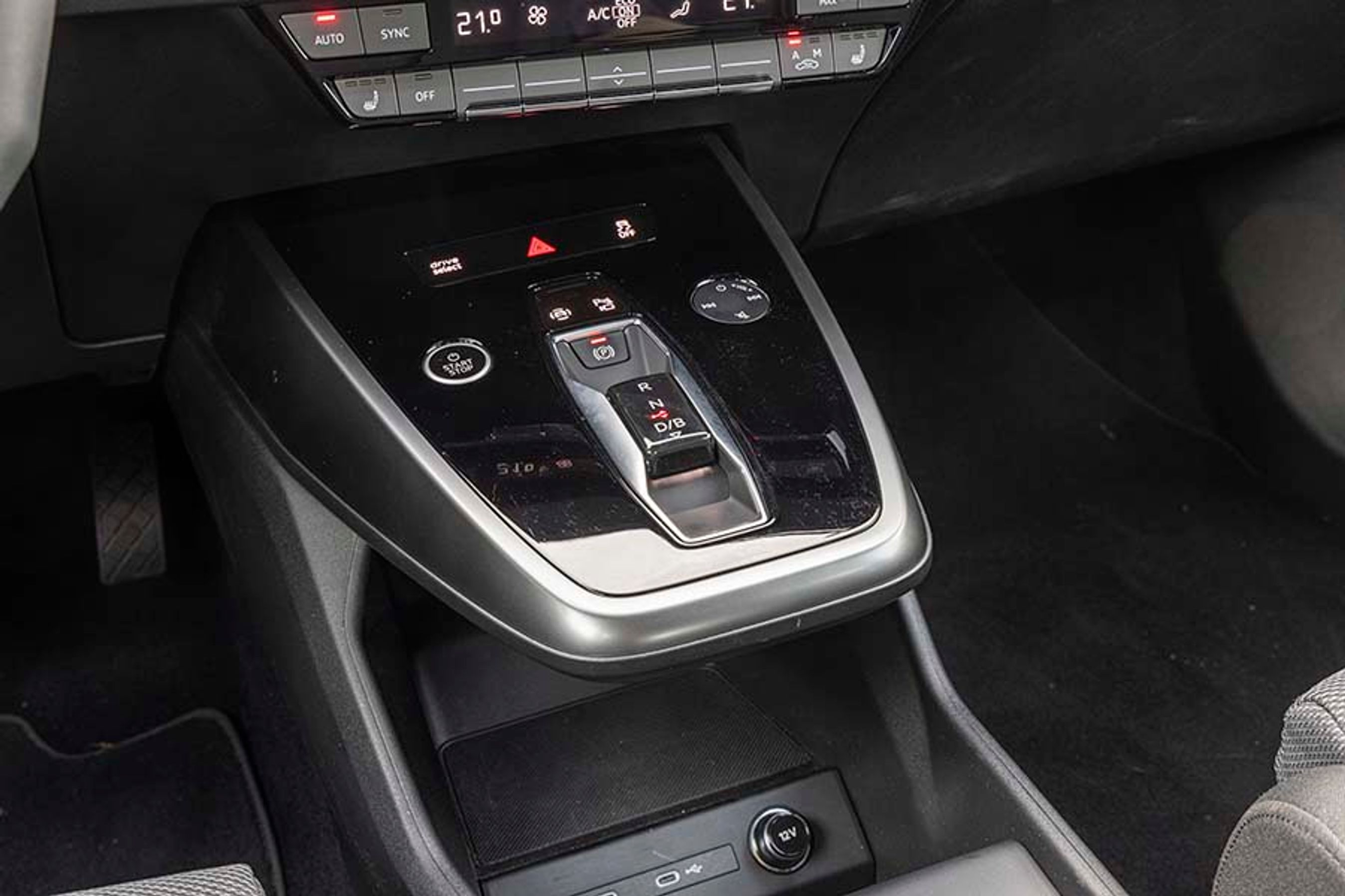 Gearvælgeren er placeret som en lille kontakt under i midterkonsollen. Den er let at betjene og går selv i P, når turen er slut.