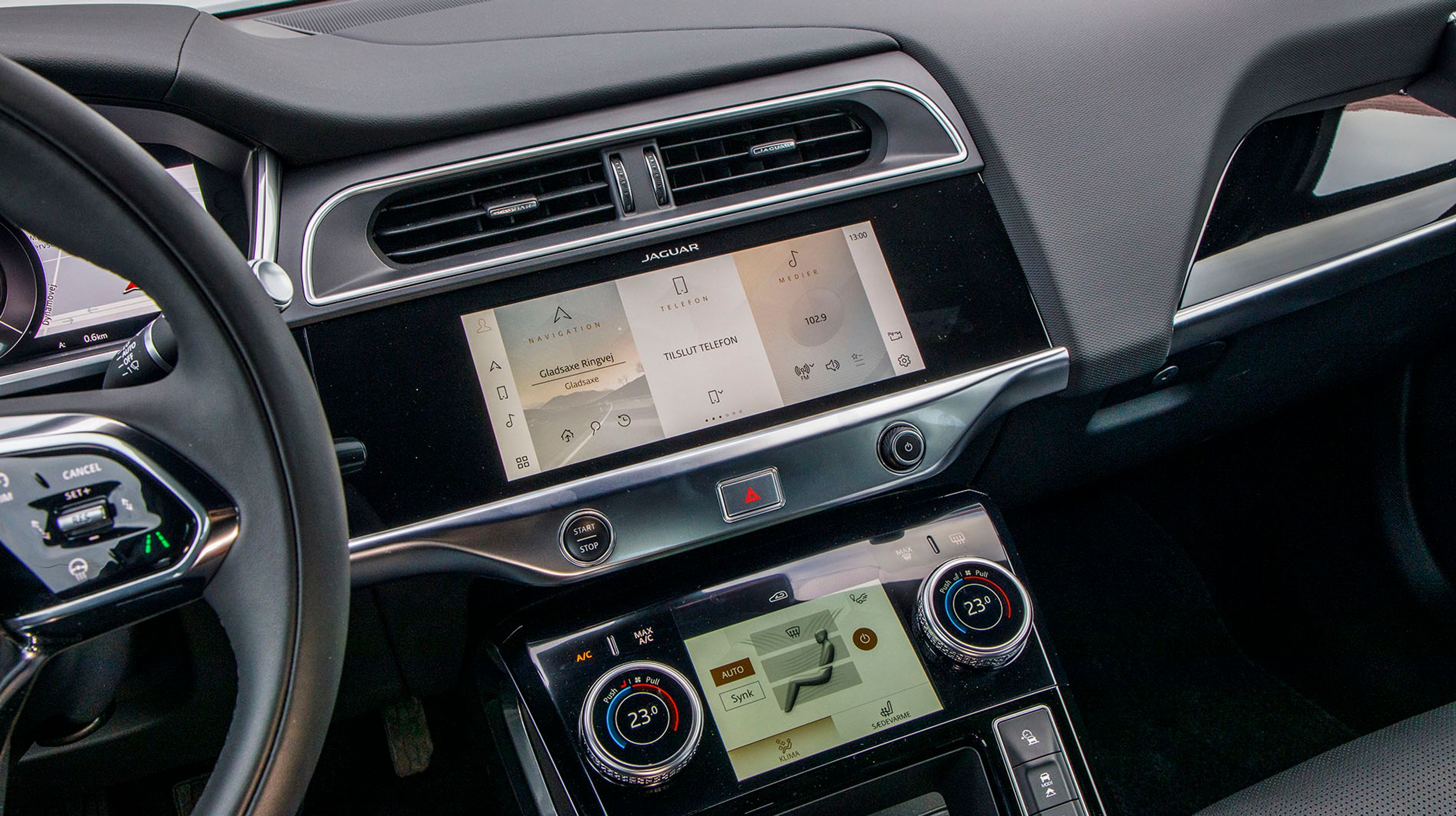 2021-udgaven af I-Pace har fået et nyt styresystem, der er med til at øge hastigheden på skærmbillederne i skærmene i midten. Jaguar kalder det nye styresystem for Pivi Pro, og som noget nyt følger der gratis datatrafik med i købet, så man kan bruge en lang række apps uden at tænke på dataforbrug.