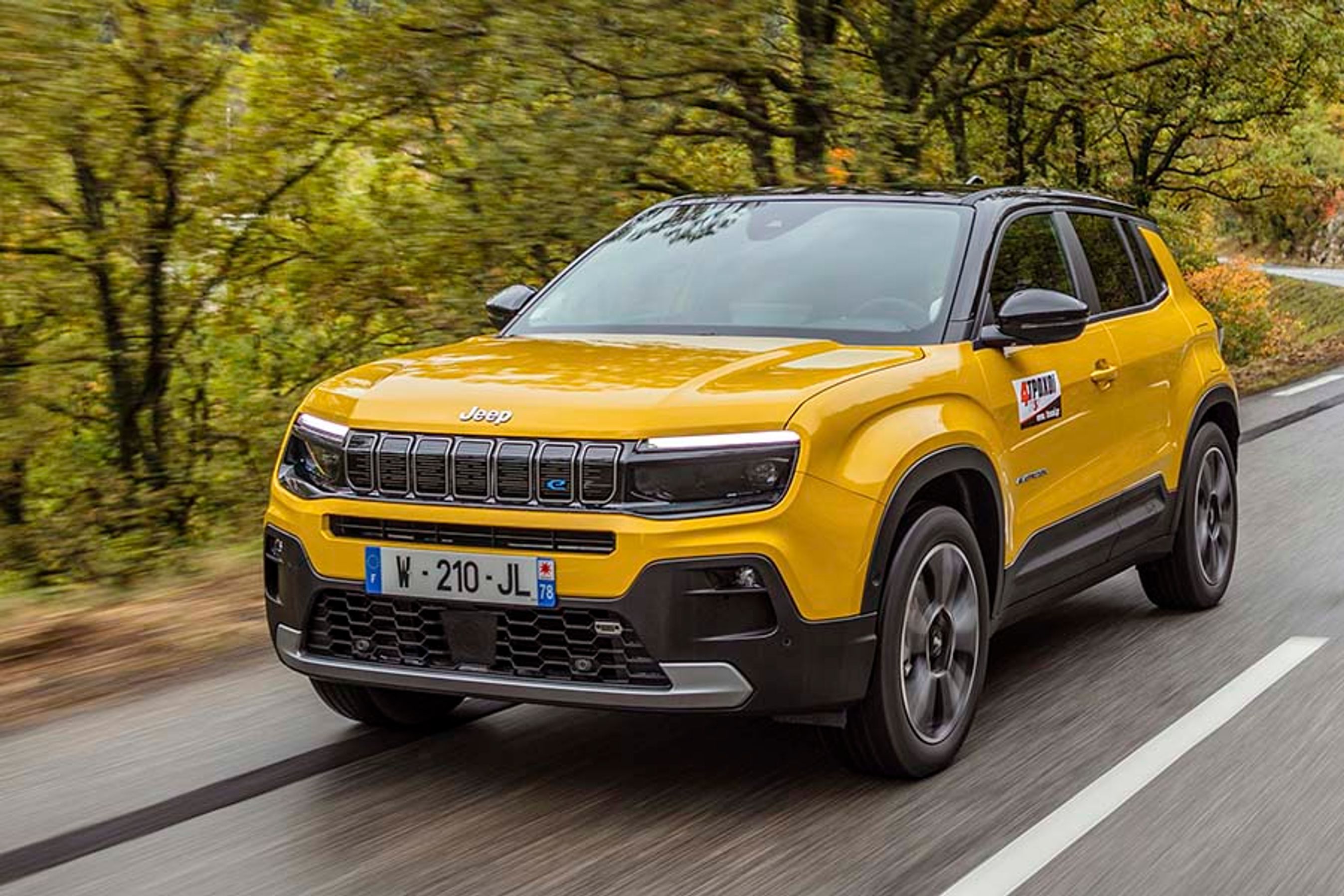 Jeep Avenger har den typiske Jeep-front med syv lodrette felter mellem forlygterne. Alle de mørke plastpaneler er i øvrigt udformet, så de tager imod, hvis man kommer for tæt på forhindringer i byen eller i terrænet.