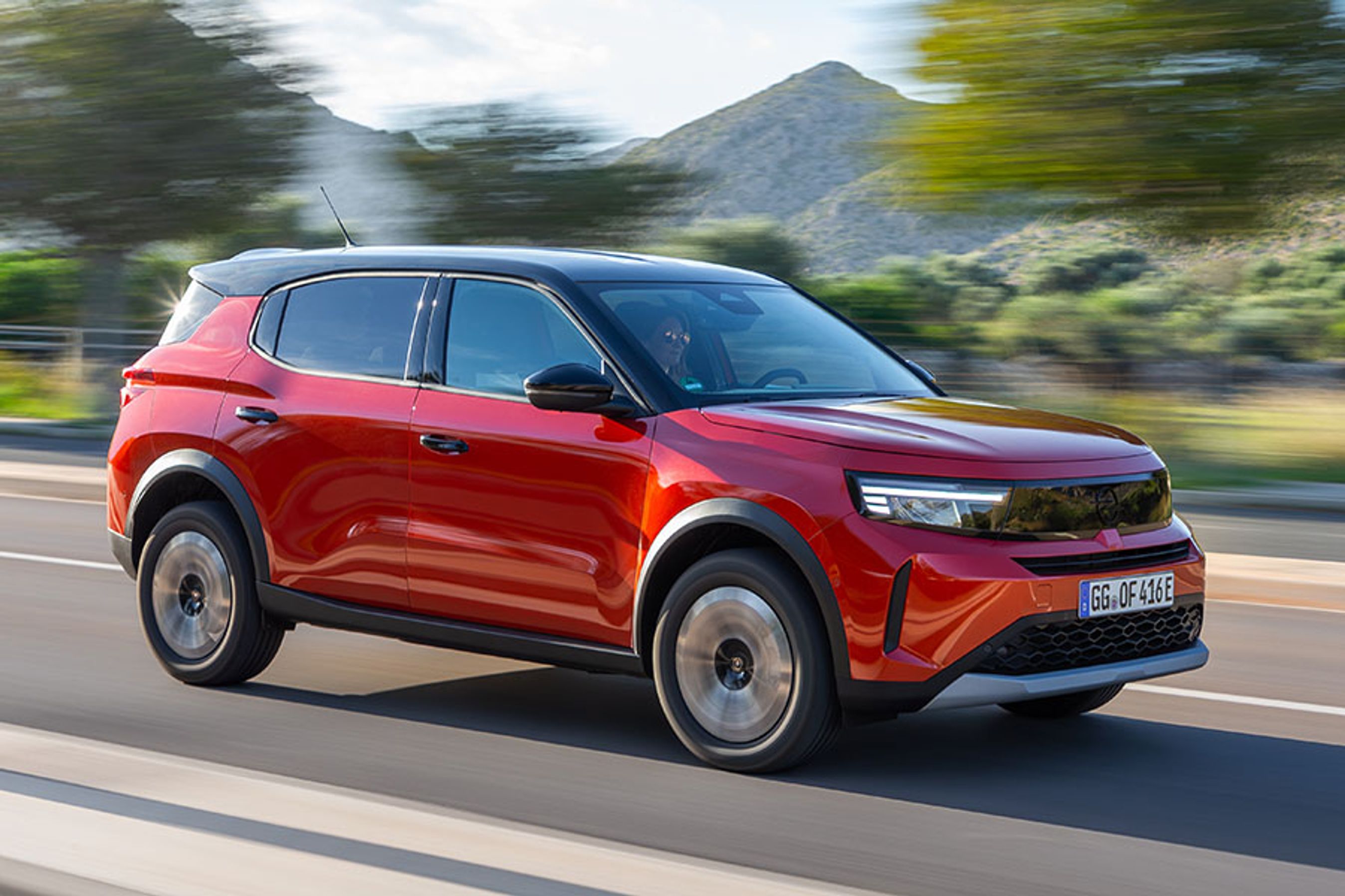 I forhold til en Citroën ë-C3 er Frontera forlænget med 37 cm, hvoraf de 13 cm er en forøgelse af akselafstanden. Det gør Frontera til en noget større og mere rummelig bil end den lille Citroën. Alle udgaver kan fås med tofarvet lakering, som giver bilen et flot udtryk. De store bagdøre giver god adgang til bagsædet for voksne, og når man skal spænde børn fast i autostole.