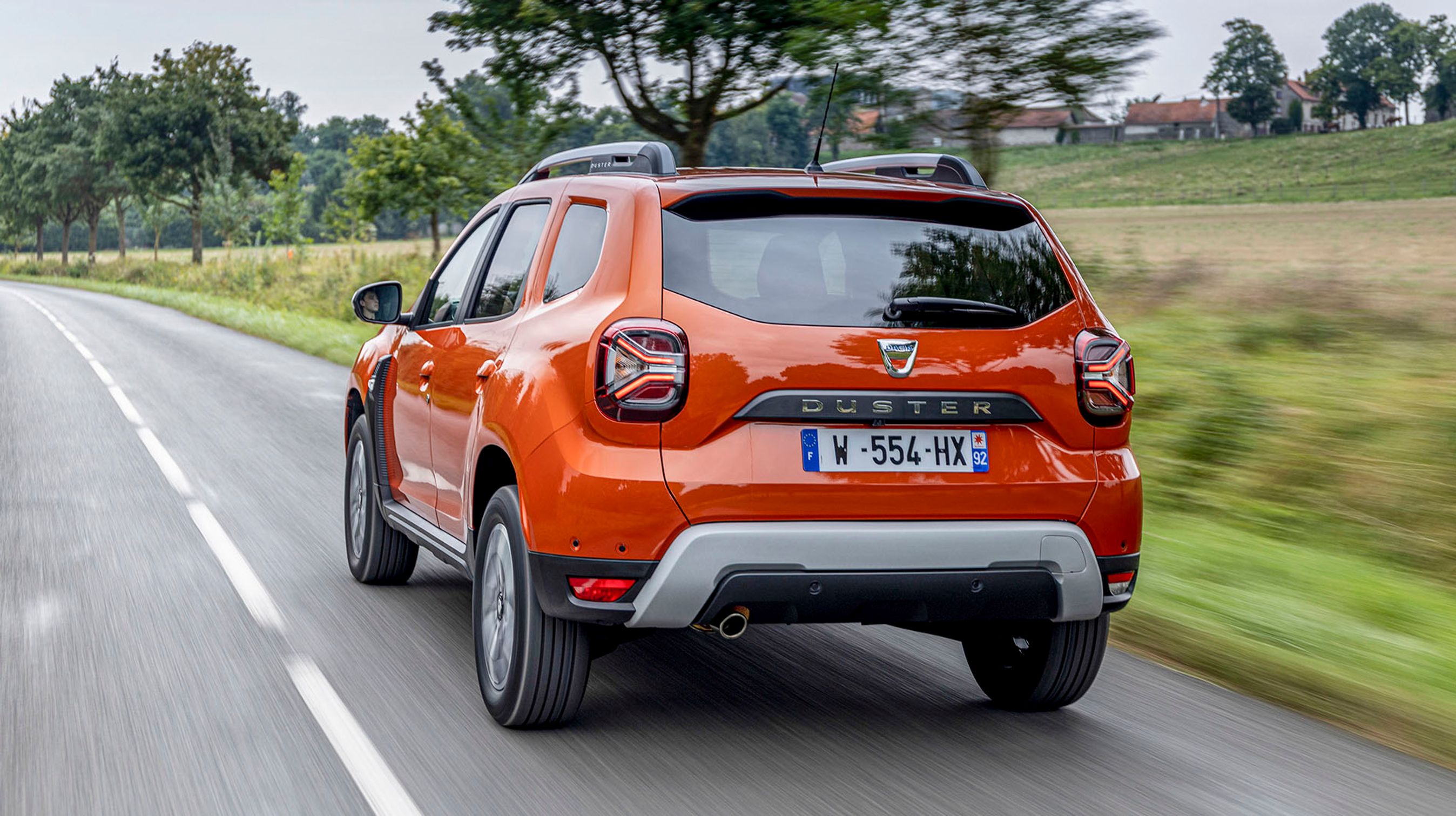 Bagfra kender man den nye Duster på baglygternes vandrette Y, men ellers er alt ved det gamle.