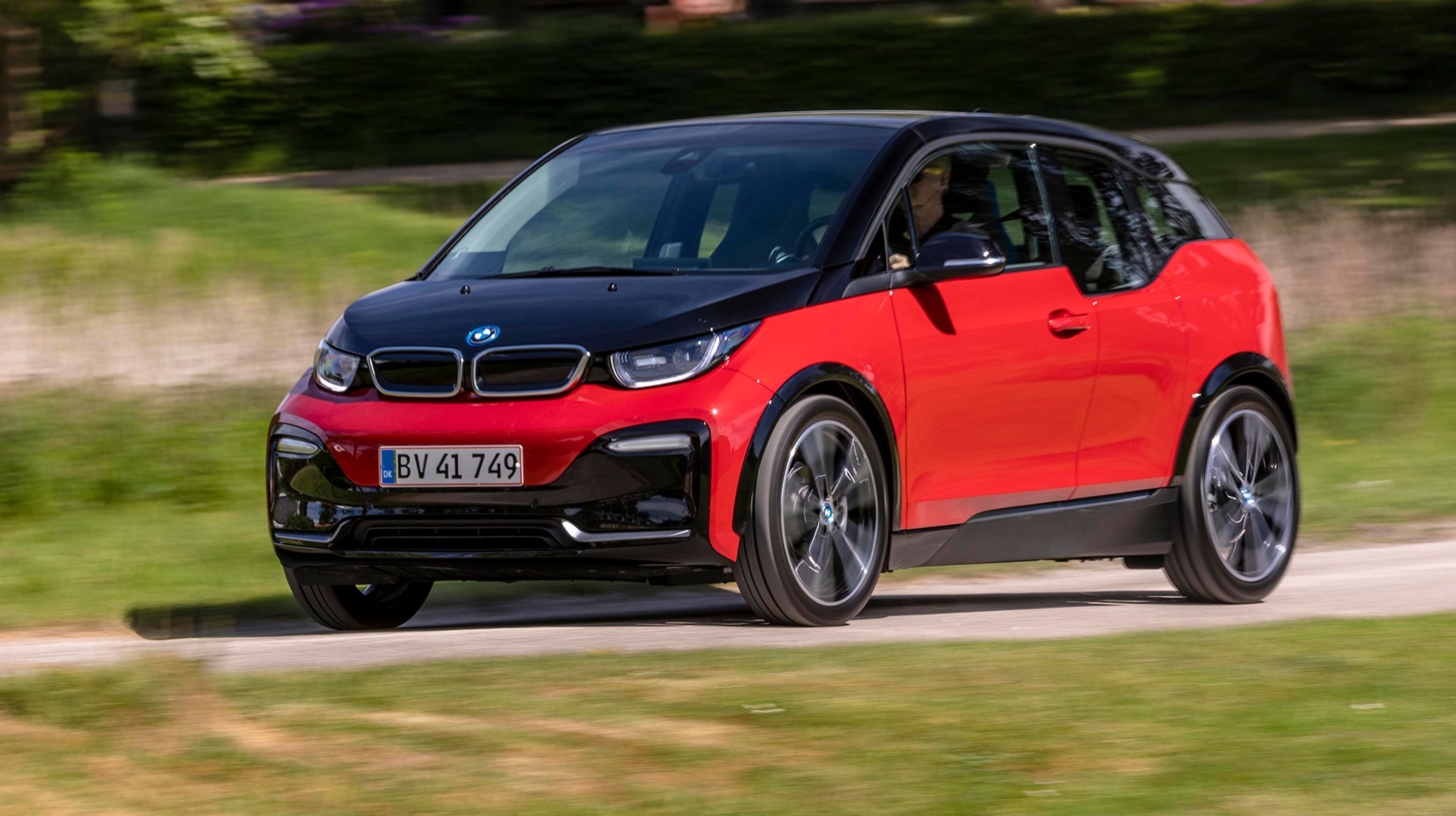 S-modellen har en lidt mere fræk fremtoning med mulighed for to-delt farve på karrosseriet, sort markering om hjulkasserne og 20” alufælge. Og så er den sænket en centimeter.