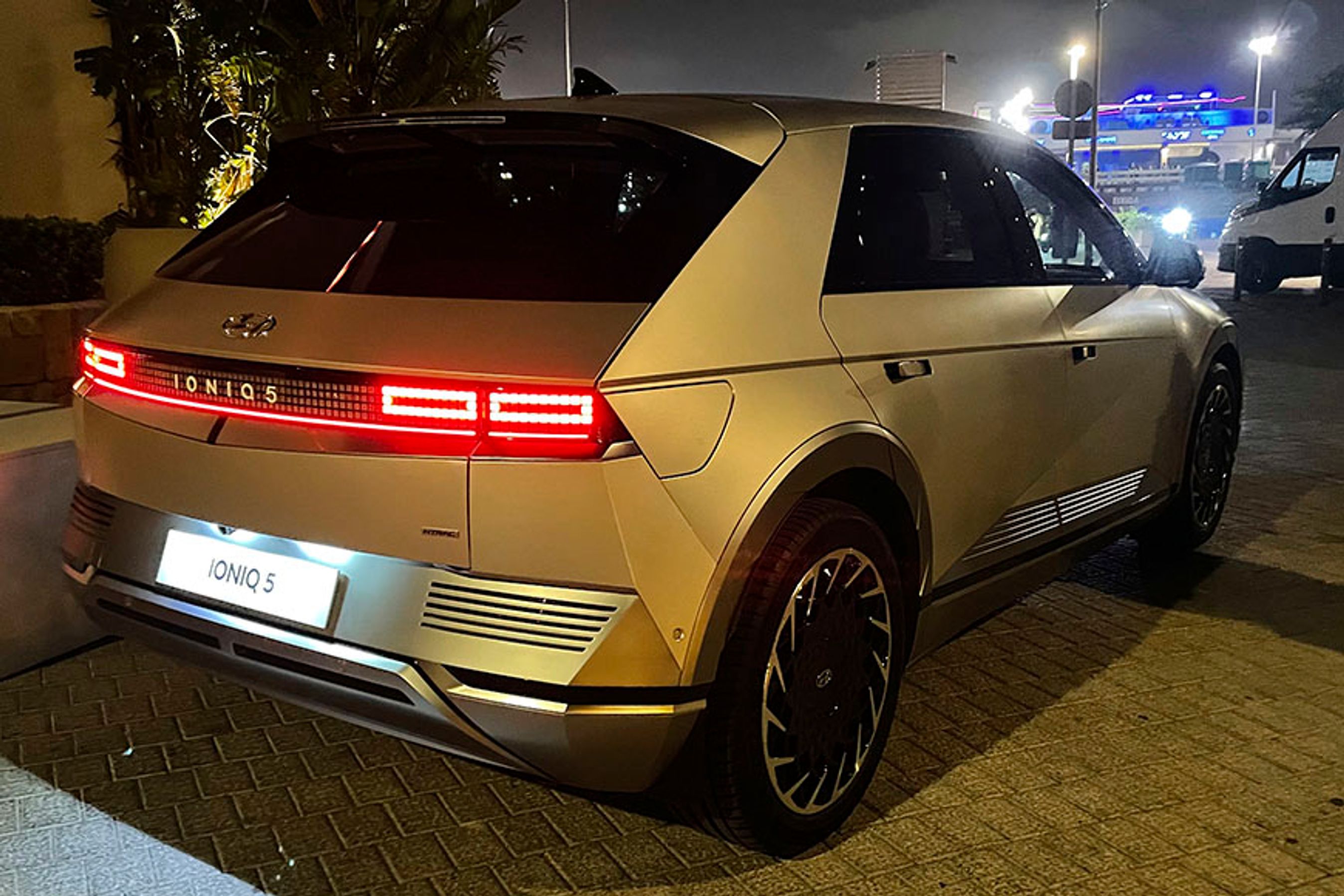 Baglygterne består af en masse små enheder, der tilsammen danner et spændende mønster. Både blinklys og tågelys er integreret.