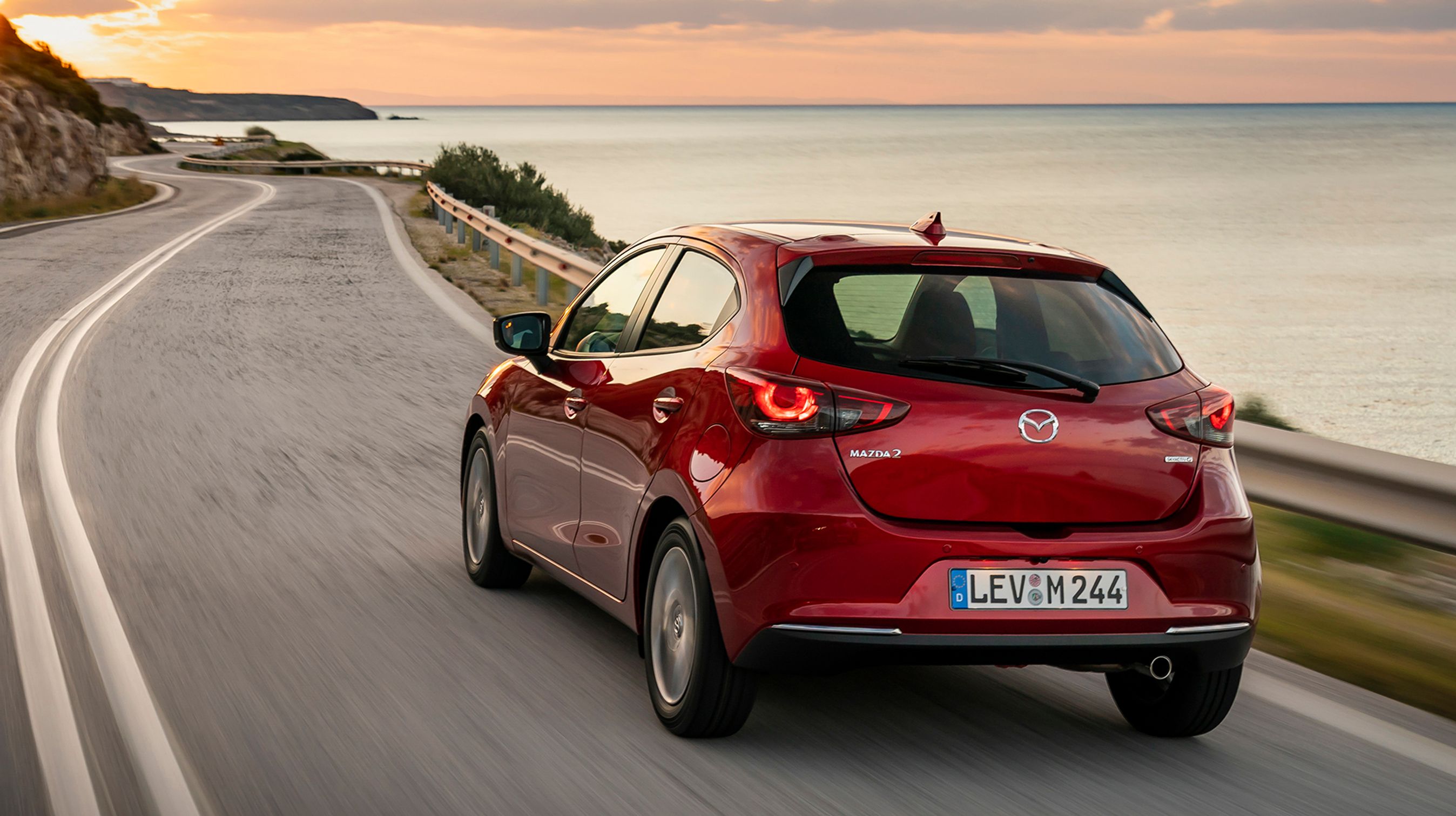 Bagtil er designændringen beskeden. Baglygterne er nye.