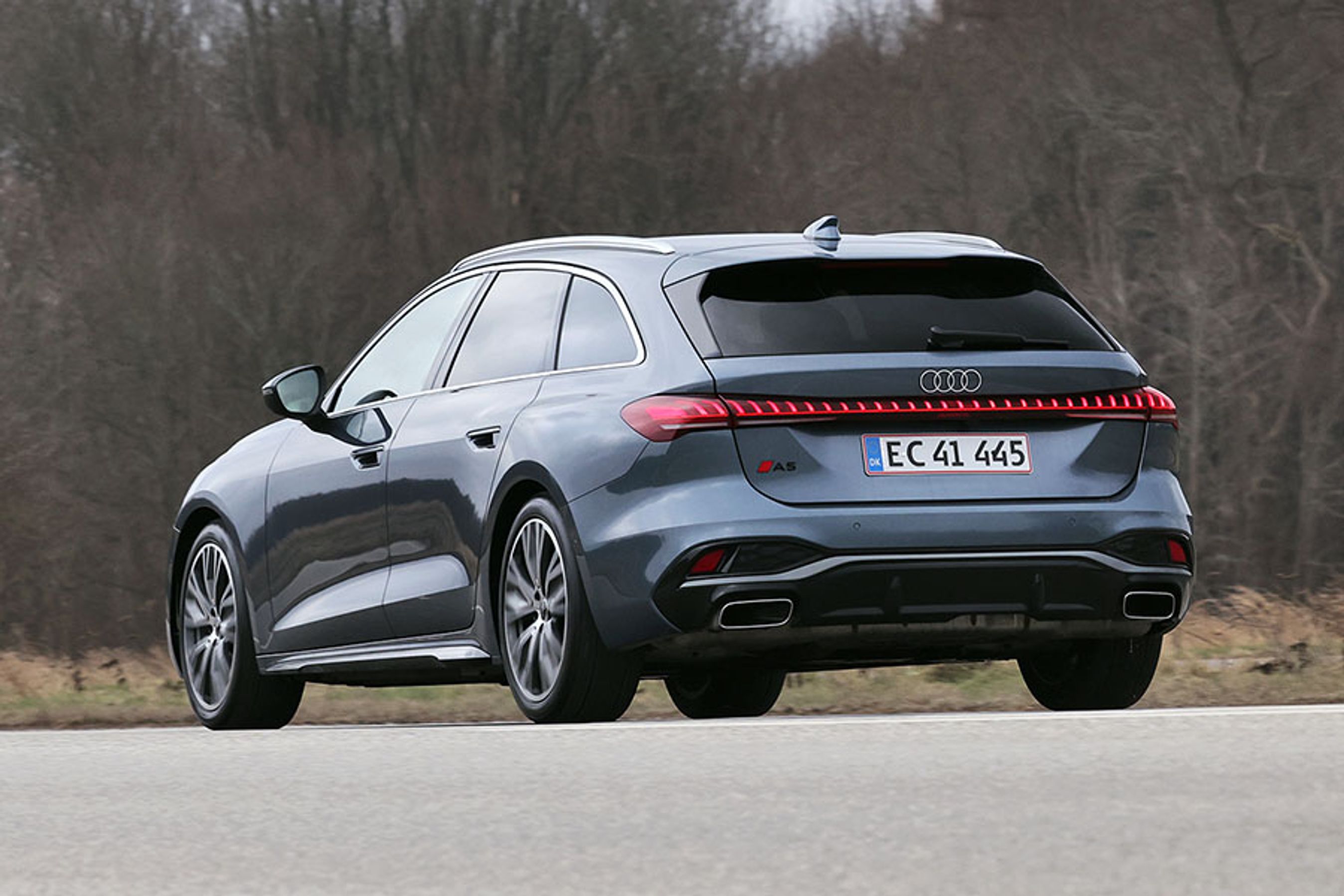 Audi A5 set bagfra, mens den kører på landevej