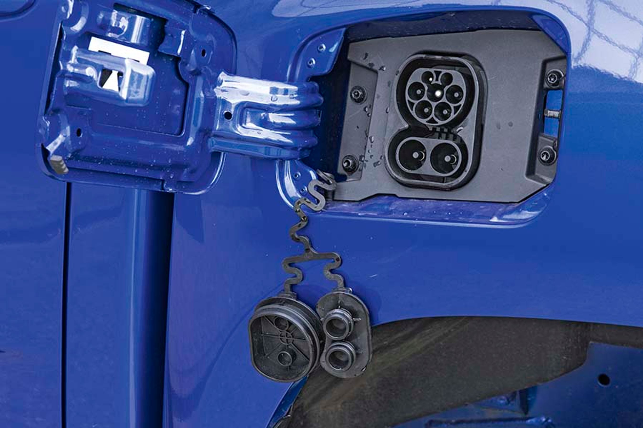 Ladestikket er placeret foran venstre baghjul, og hjemme kan bilen oplades med tre faser og 11 kW, og på farten kan bilen oplades med op til 70 kW. Batteriet er netto på 89 kWh.