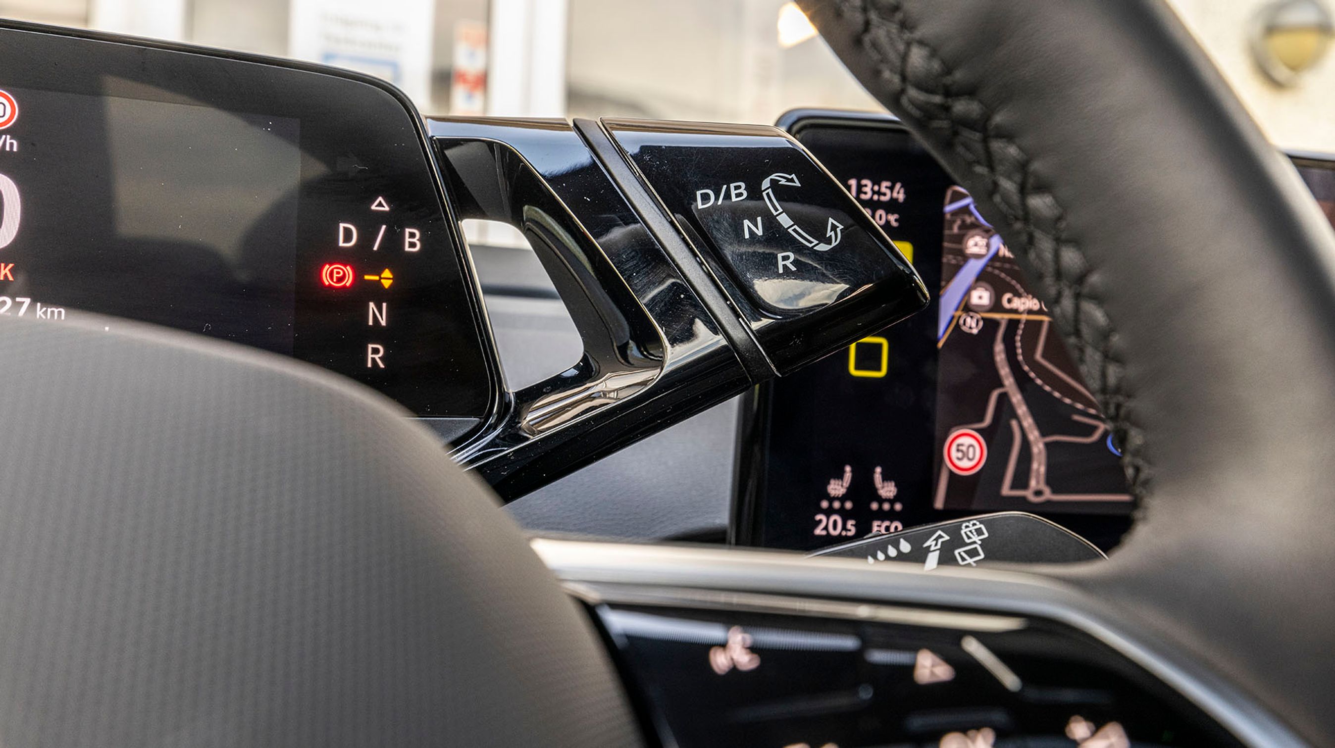 Gearvælgeren er placeret som en vrider til højre for rattet. Den er let at betjene, og sidder bekvemt. I B-indstillingen er motorbremsningen øget en del.