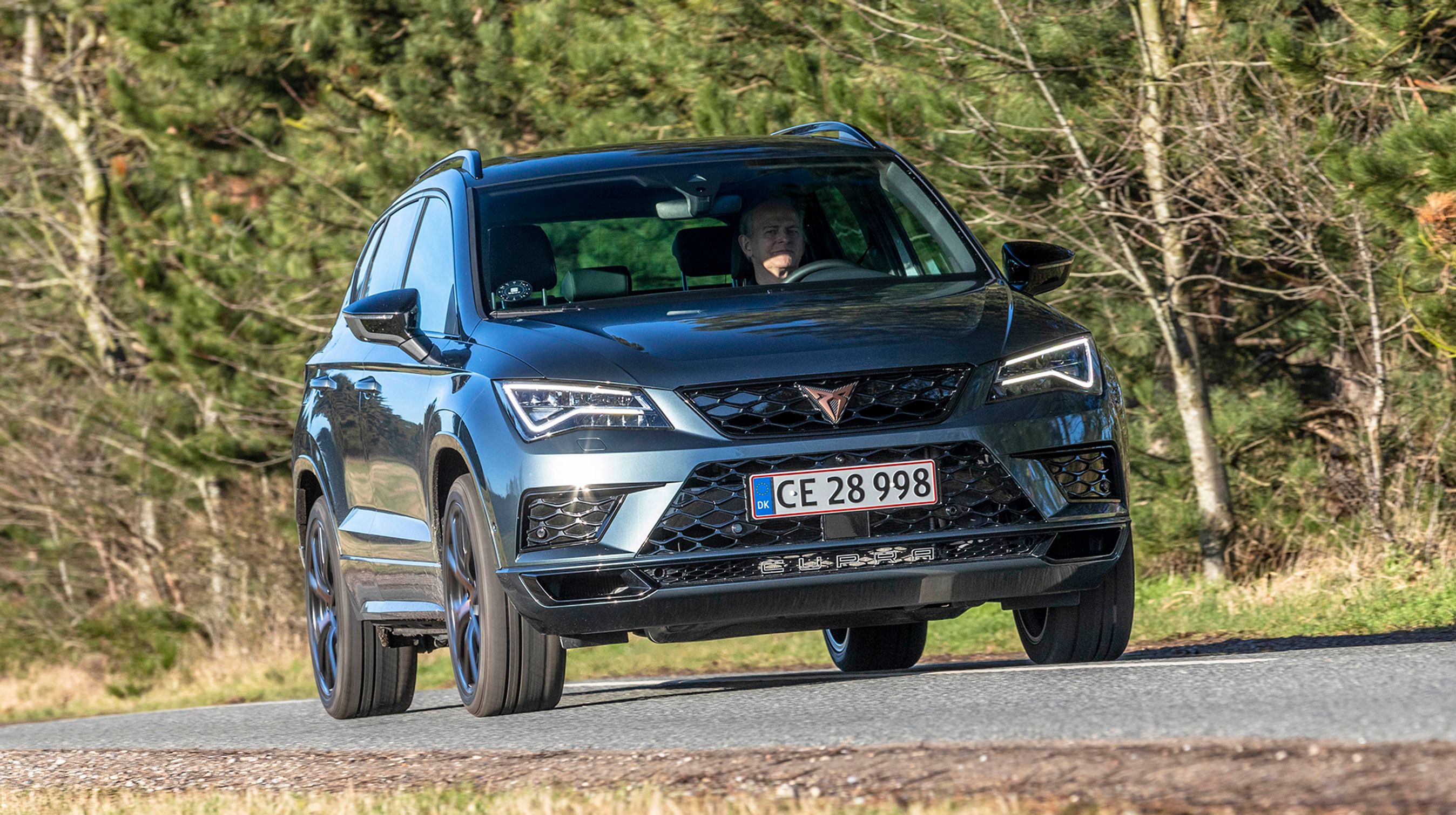 Cupra-logoet troner midt på kølergrillen og bliver sekunderet af ”Cupra” nederst på kofangeren. Men selv det vil ikke gøre de fleste bilister klogere på, hvilken bil der er tale om. Cupra er og bliver for de indviede.