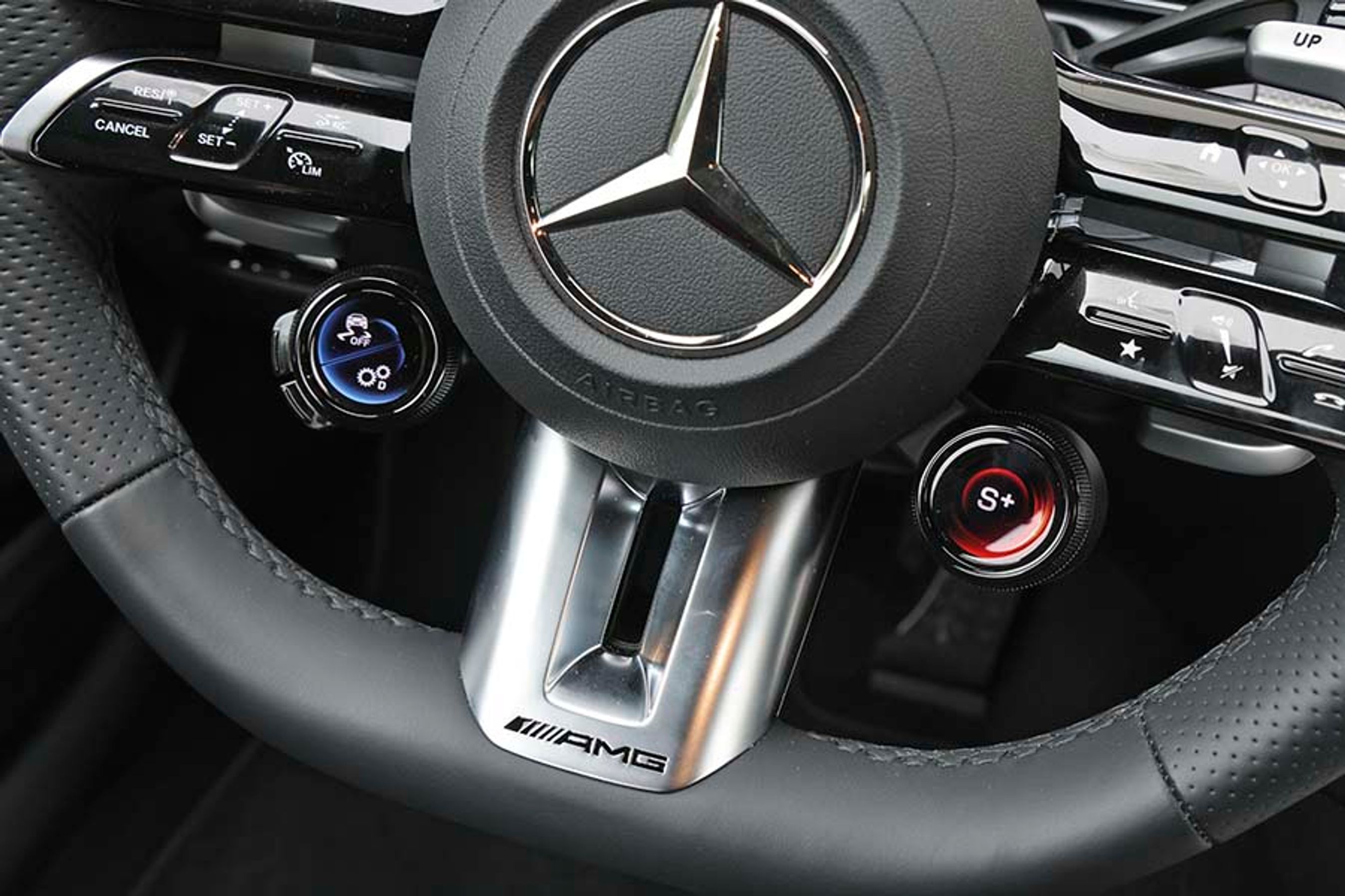 Der står AMG flere steder i bilen, hvis nogle skulle være i tvivl. Det er man i hvert fald ikke, når motoren kører, for den høres ganske tydeligt. Lidt for meget, vil nogle nok mene.