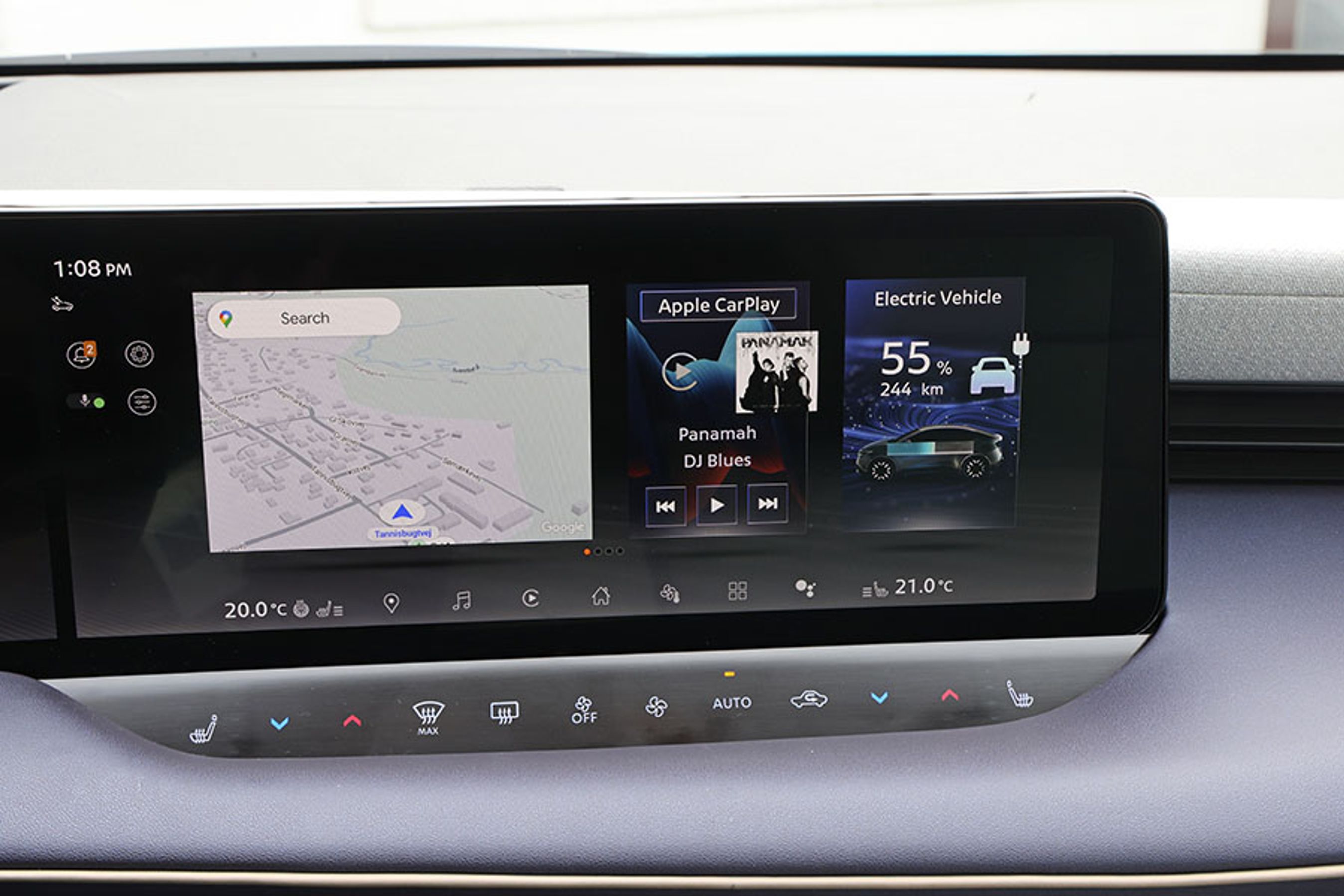 Skærmen til højre kan vise flere vinduer på en gang. Navigationsanlægget er baseret på Googles styresystem (fra og med Engage+), og det fungerer rigtig godt. Der er desuden trådløs Apple CarPlay og Android Auto.