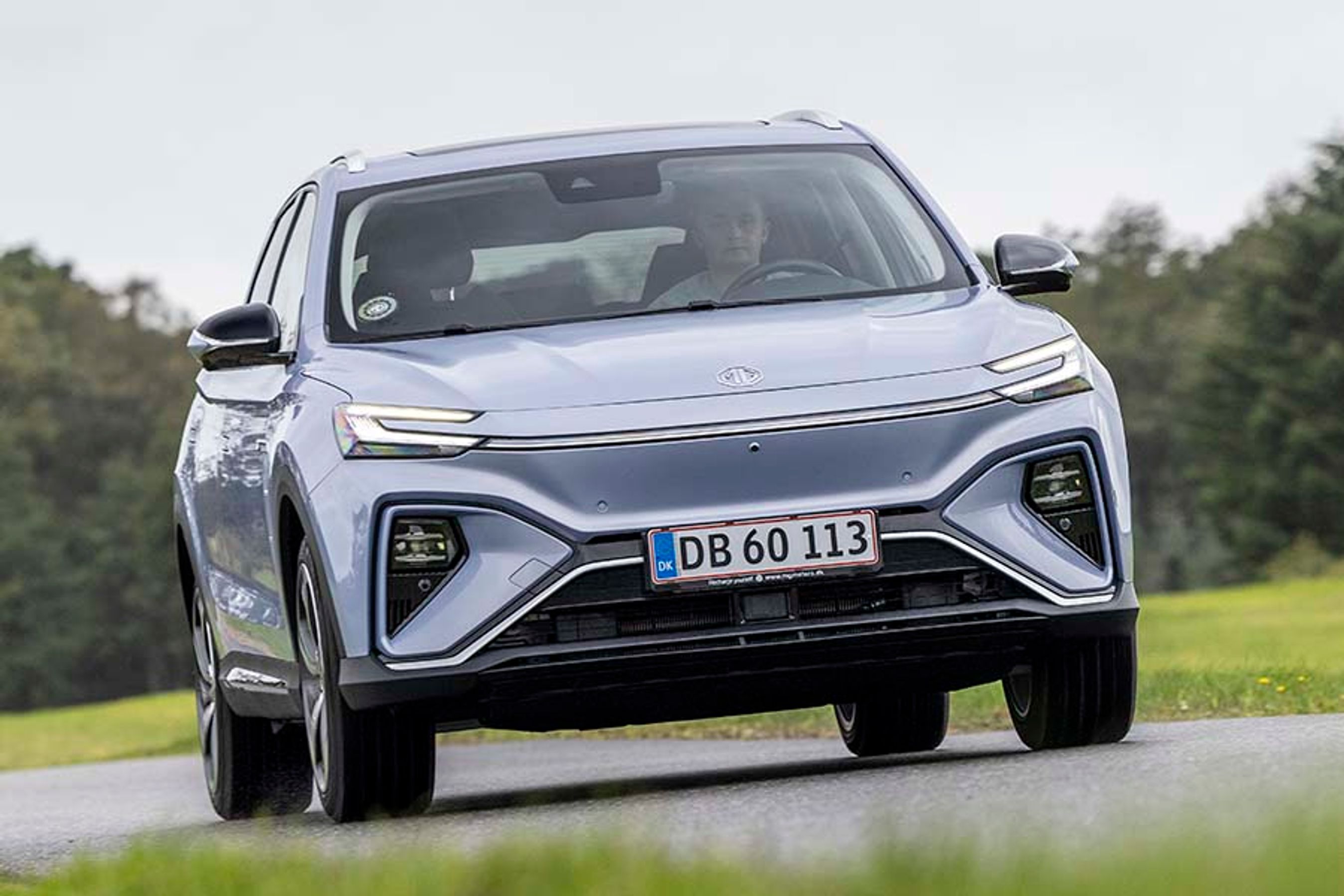 Kørelyset tegner et sjovt billede af fronten, og det gør bilen let at genkende i trafikken. Der er ingen egentlig køler, da bilen jo er 100 procent elektrisk.