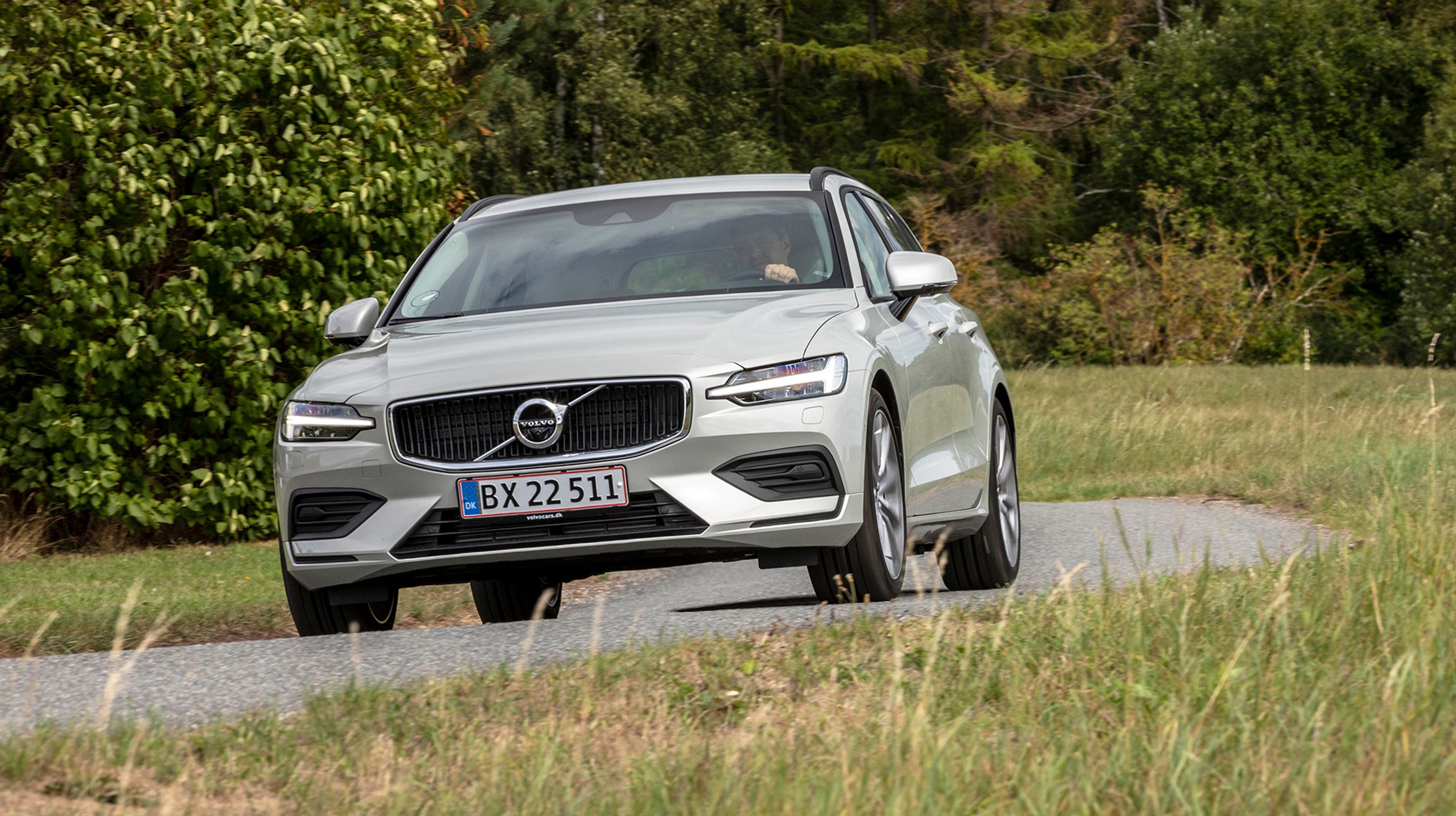Forlygterne er designet med LED-teknik i alle udgaver, og det har gjort det muligt at lave en front, der er meget anderledes end på den gamle V60. Ligheden med de større Volvo-modeller er stor, men V60 har alligevel fået sin egen karakter.