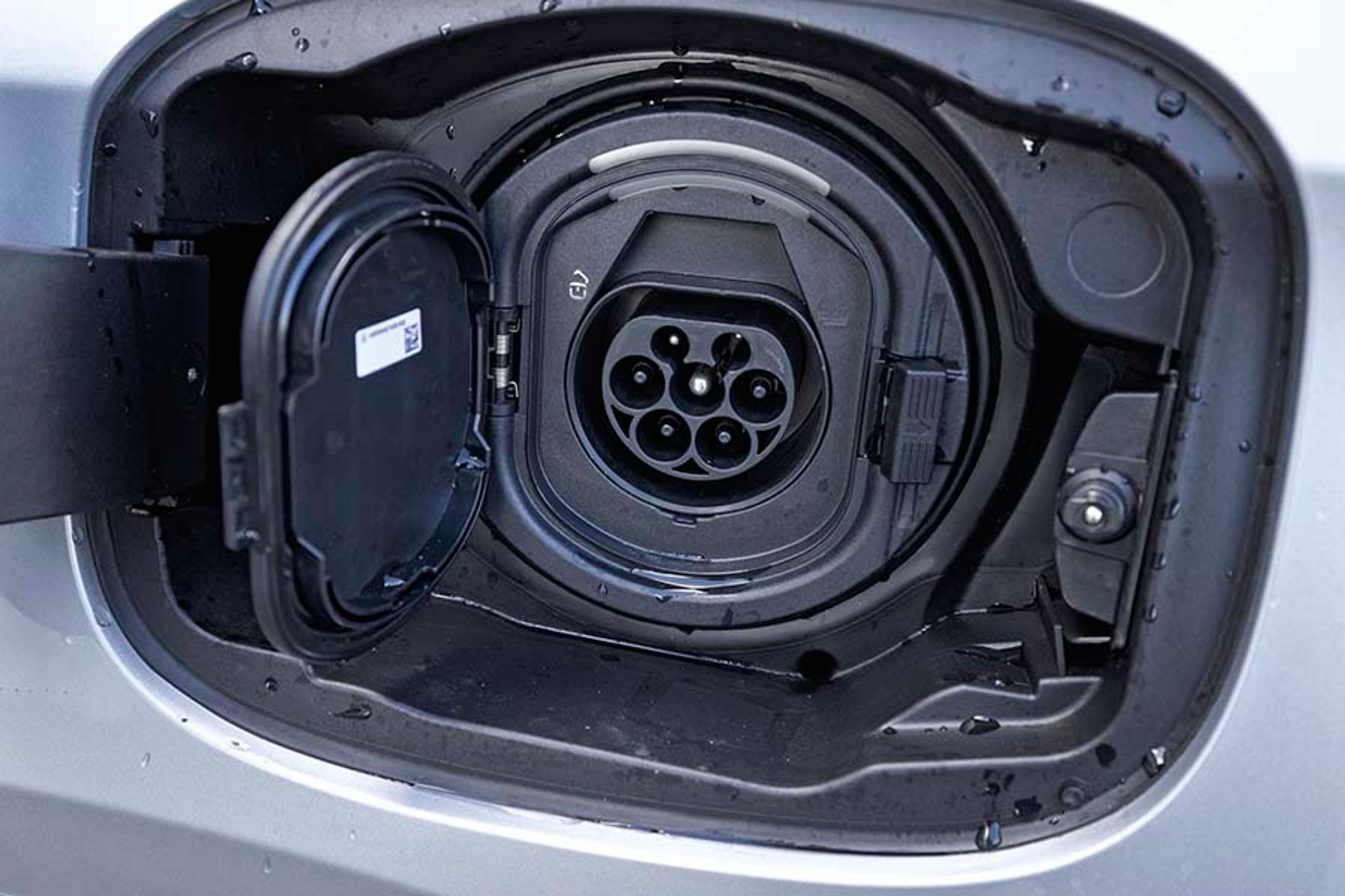 Testbilen havde kun et normalt ladestik. Det kan lade med op til 11 kW, og dermed kan du lade batteriet op på tre timer hjemme. Du kan for 8.500 kr. tilkøbe 60 kW hurtigladning (DC), dermed kan du næsten lade batteriet helt op på en halv time. 