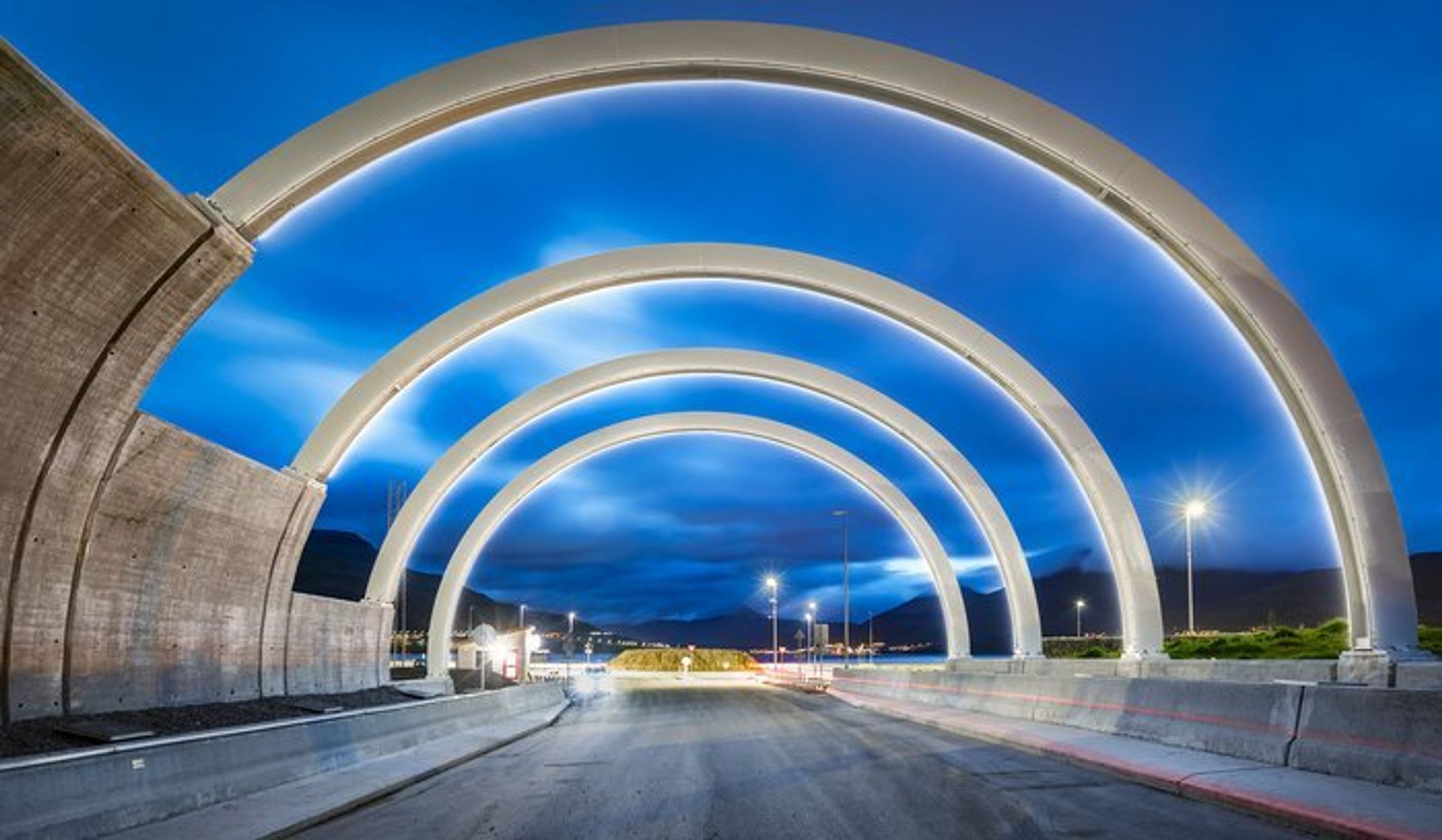 Også ved indkørslen til tunnelen er der gjort meget ud af æstetik og oplevelse. Det står i kontrast til de færøske tunneler i almindelighed. De er meget rustikke, også de undersøiske tunneler fra 00'erne.